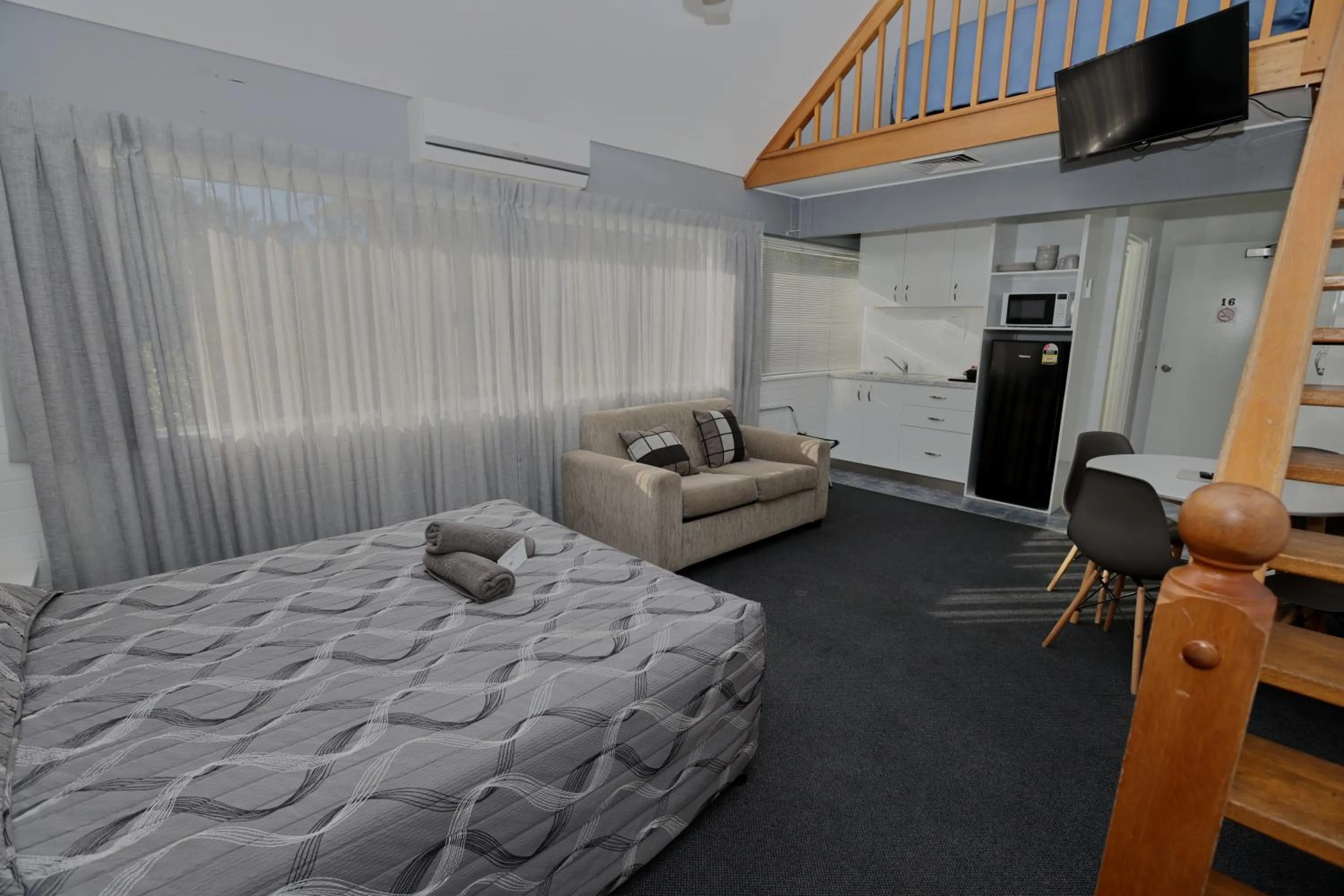 Communal lounge/ TV room, Bed in Dalby Manor Motor Inn