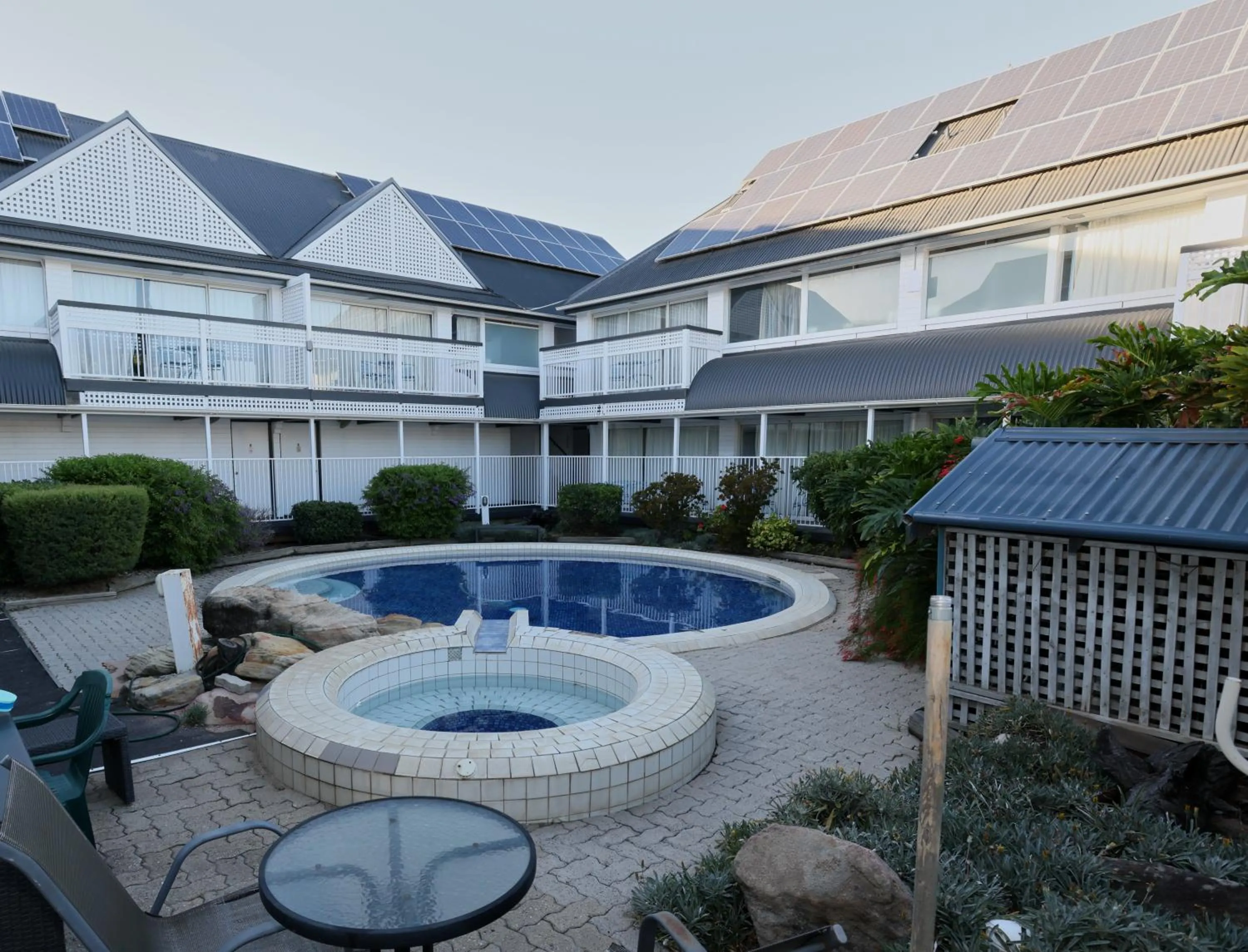 Swimming pool in Dalby Manor Motor Inn