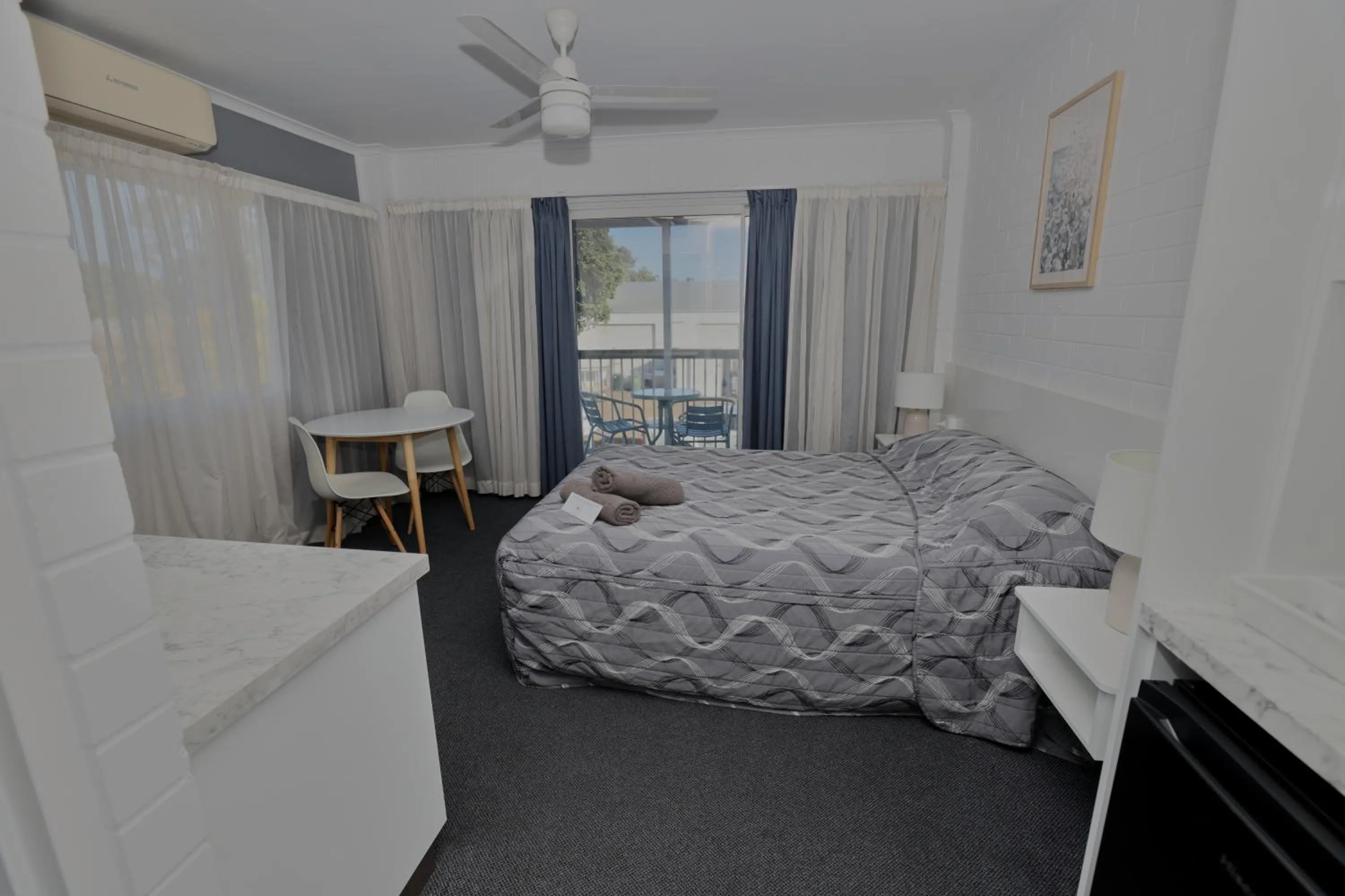 Balcony/Terrace, Bed in Dalby Manor Motor Inn