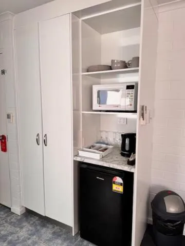 Kitchen or kitchenette in Dalby Manor Motor Inn