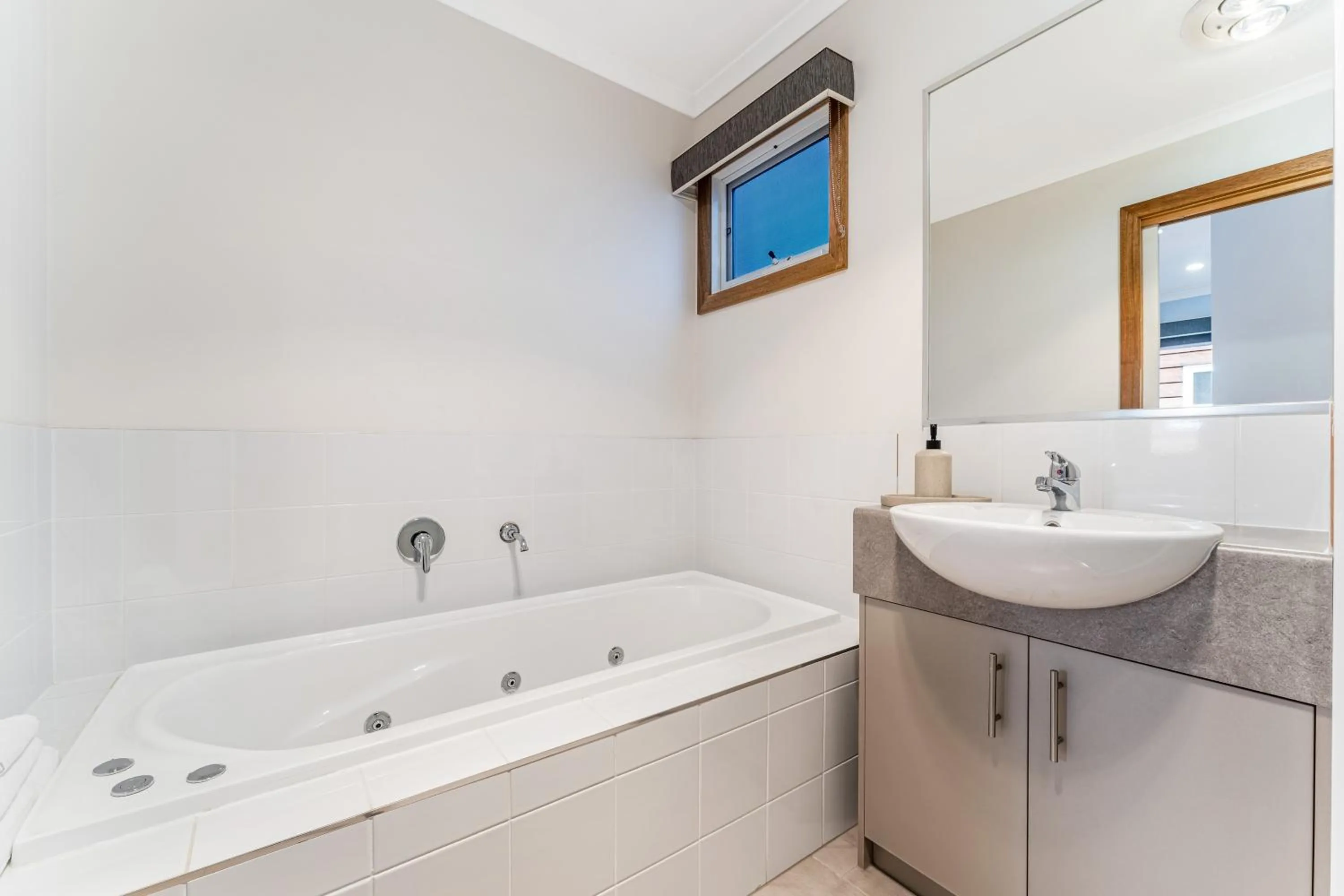 Bathroom in BIG4 Tasman Holiday Parks - Bright