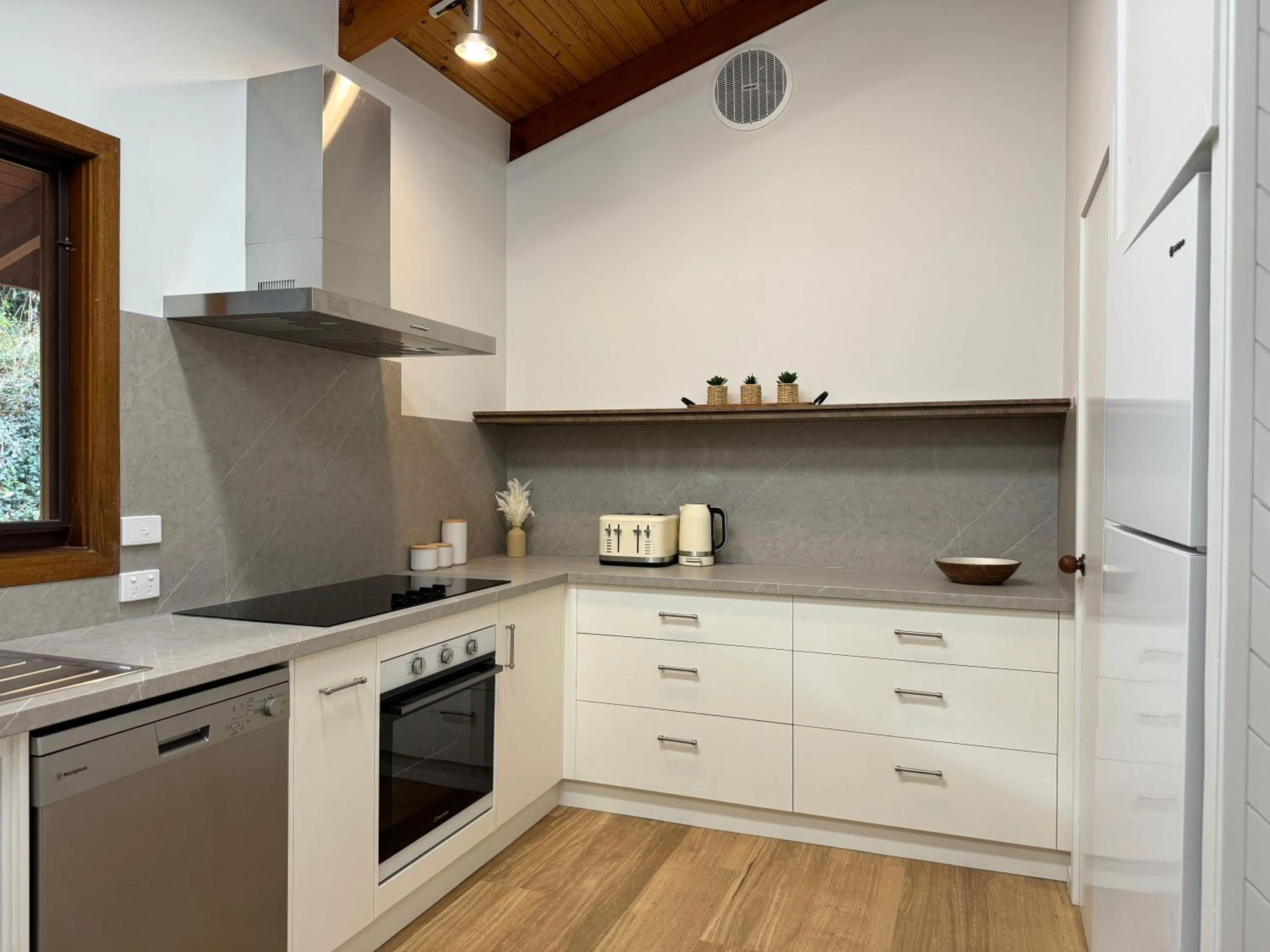 Kitchen or kitchenette in BIG4 Tasman Holiday Parks - Bright