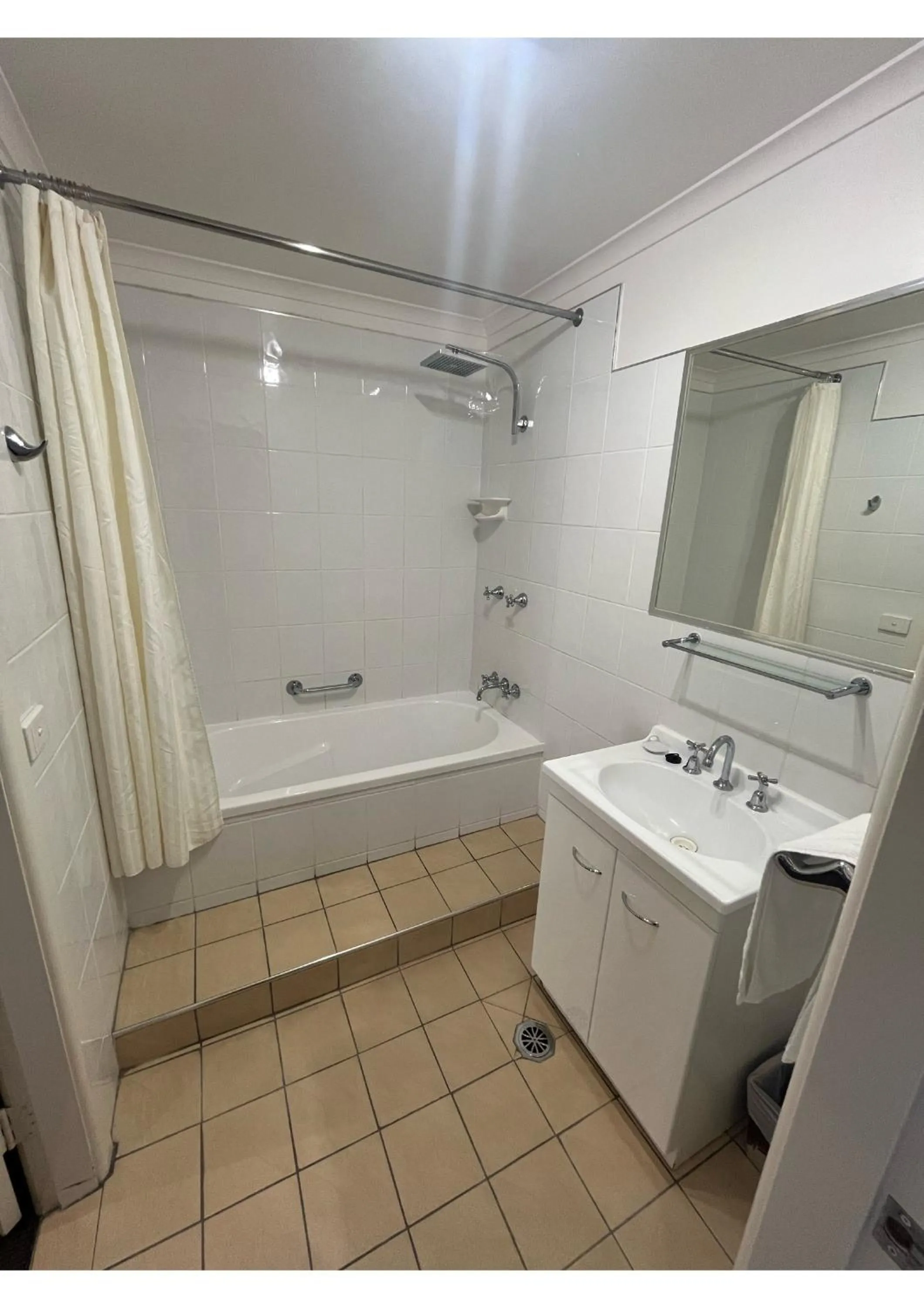 Bathroom in Gundagai Gabriel Motor Inn