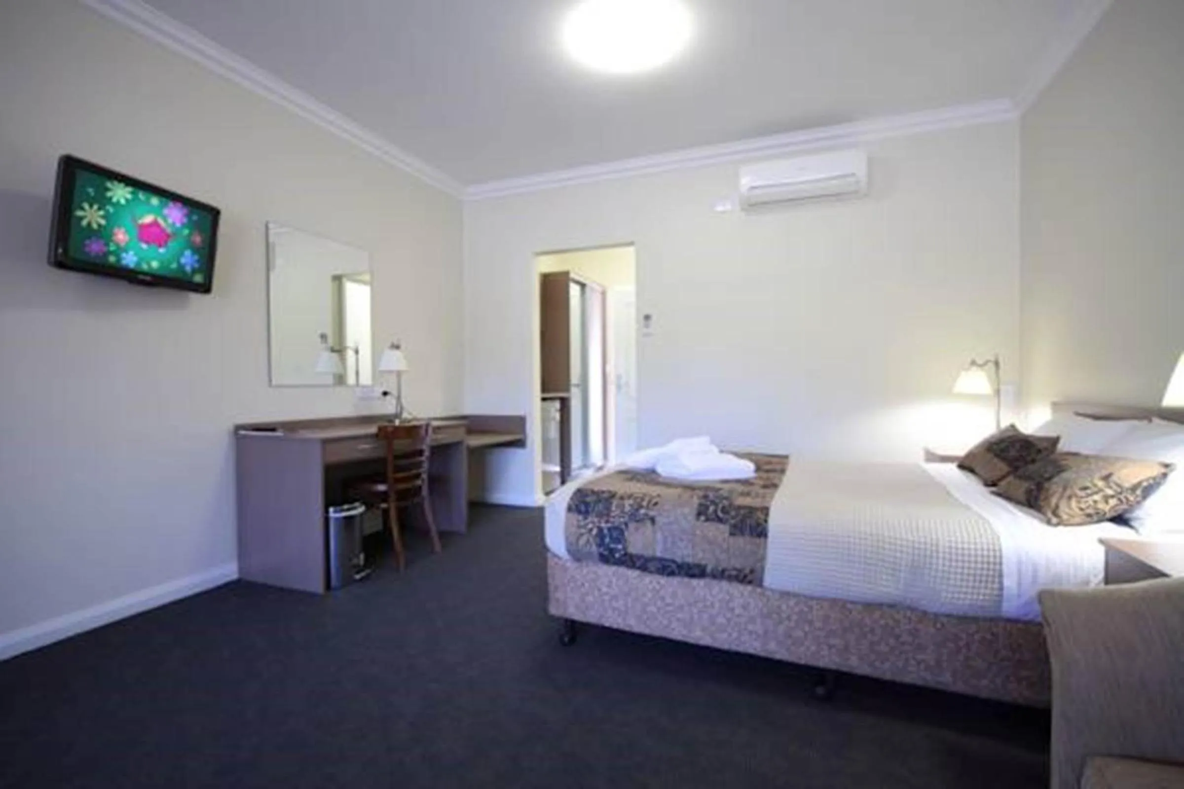 Photo of the whole room, Bed in Gundagai Gabriel Motor Inn