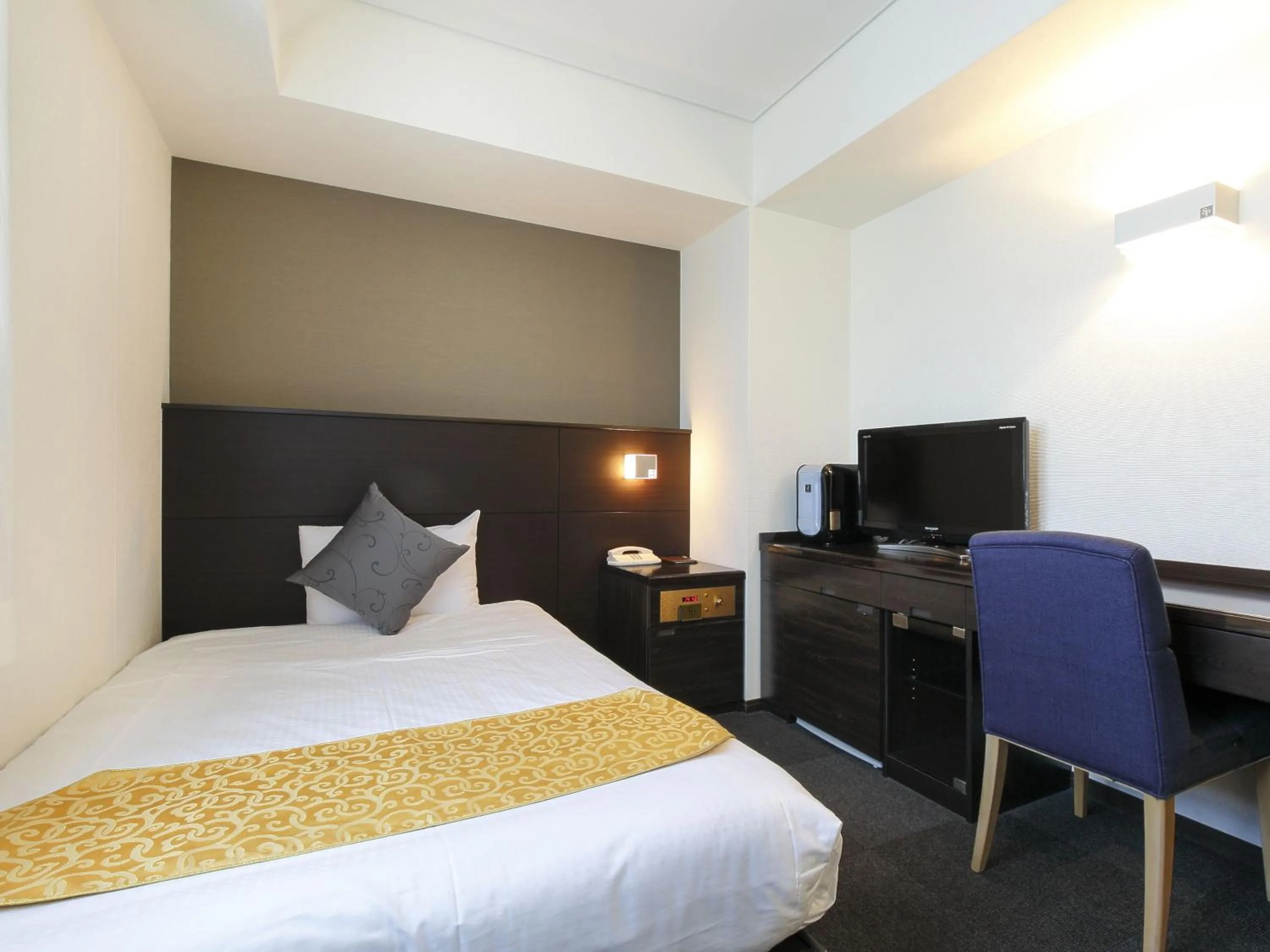 Photo of the whole room, Bed in Hotel Sunplaza Osaka Sakai Annex