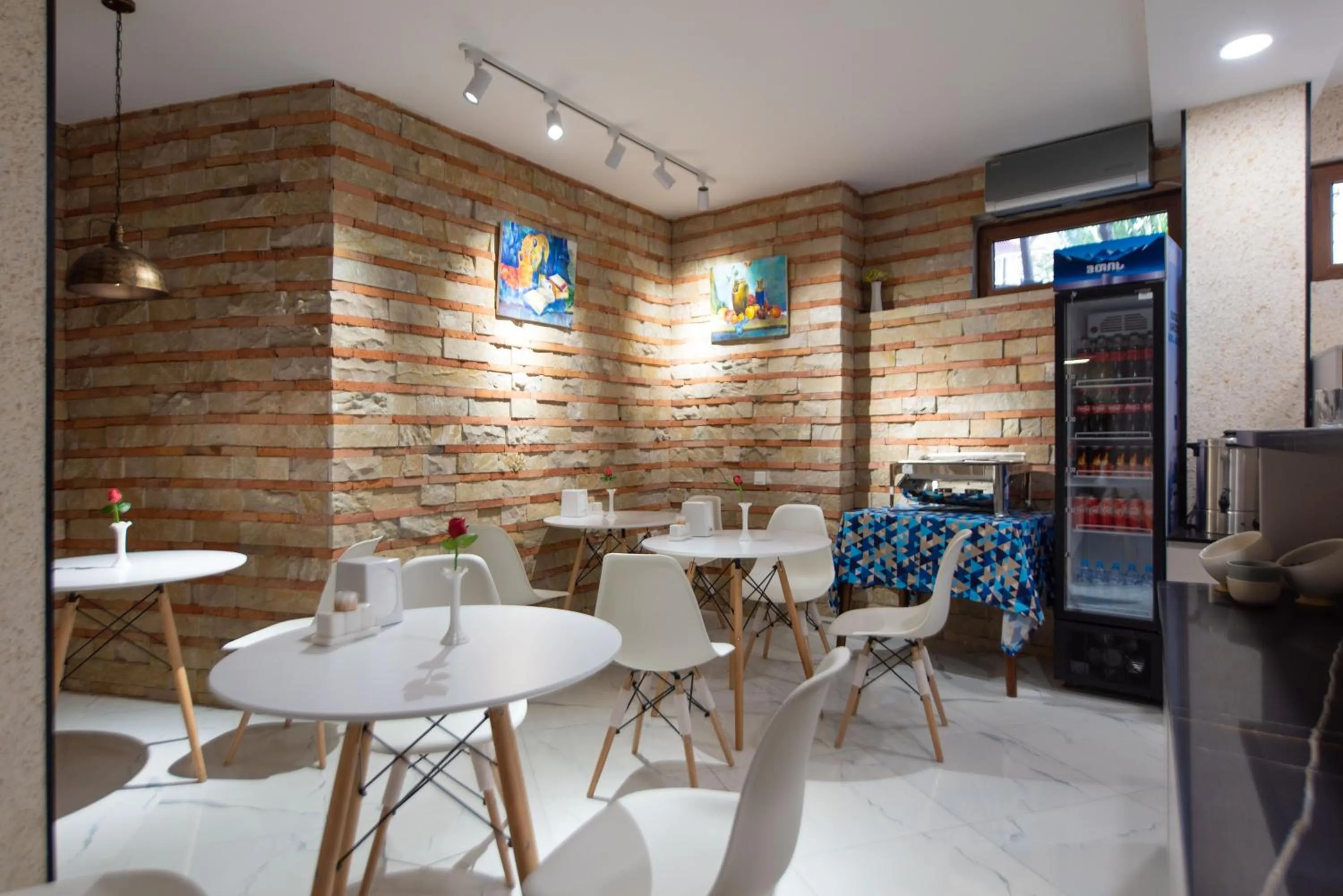 Restaurant/places to eat in Kraveli Hotel