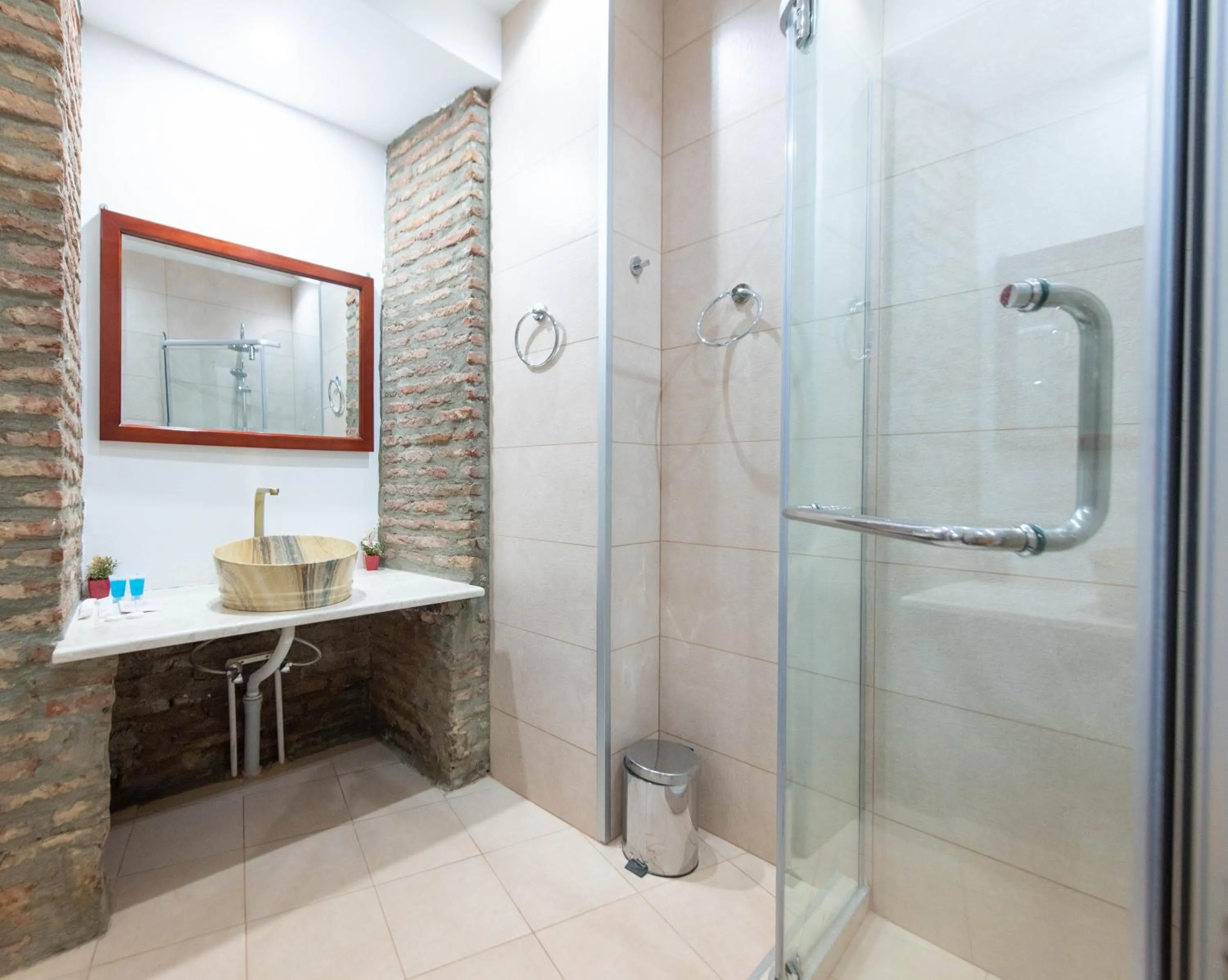 Shower in Kraveli Hotel