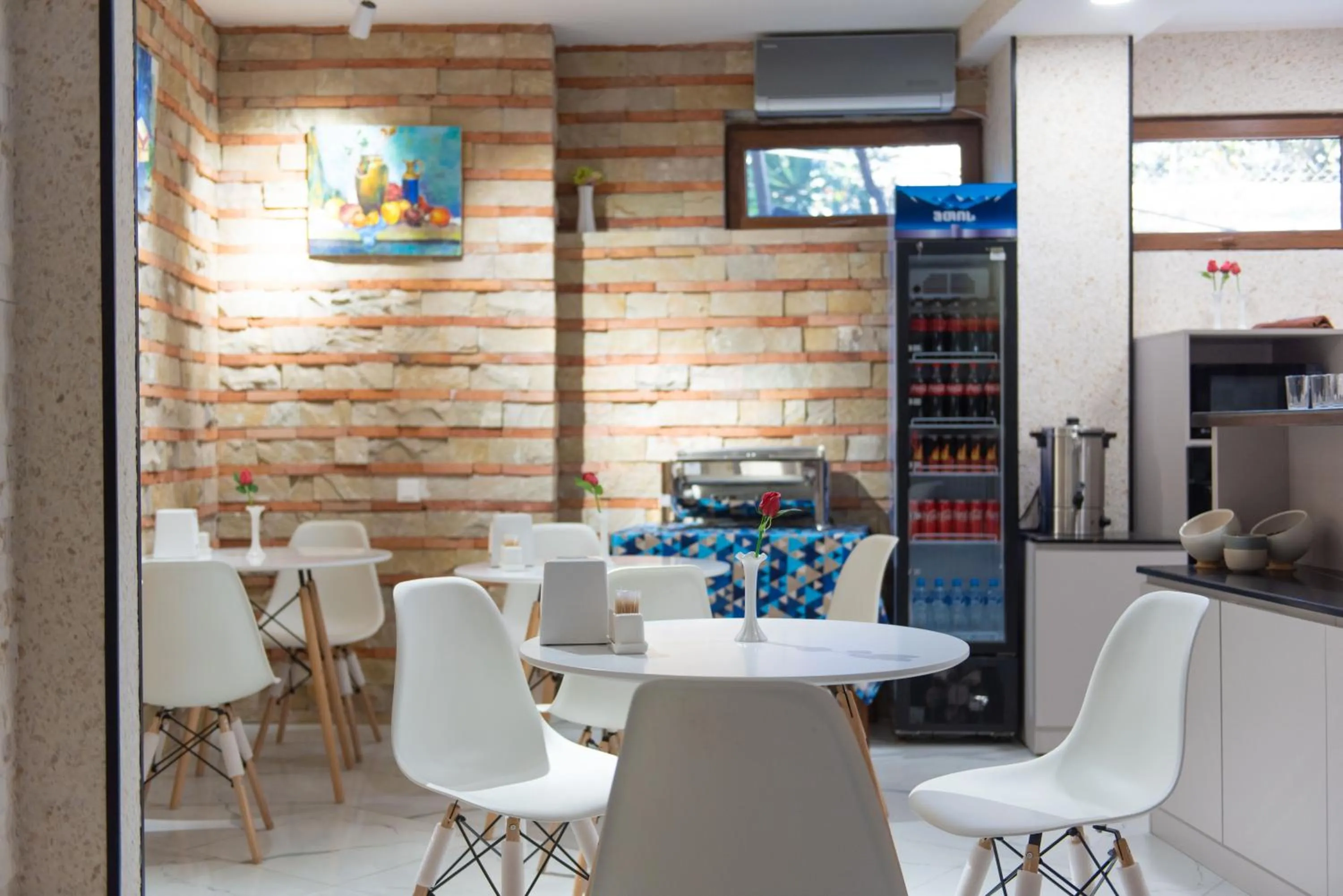 Restaurant/places to eat in Kraveli Hotel