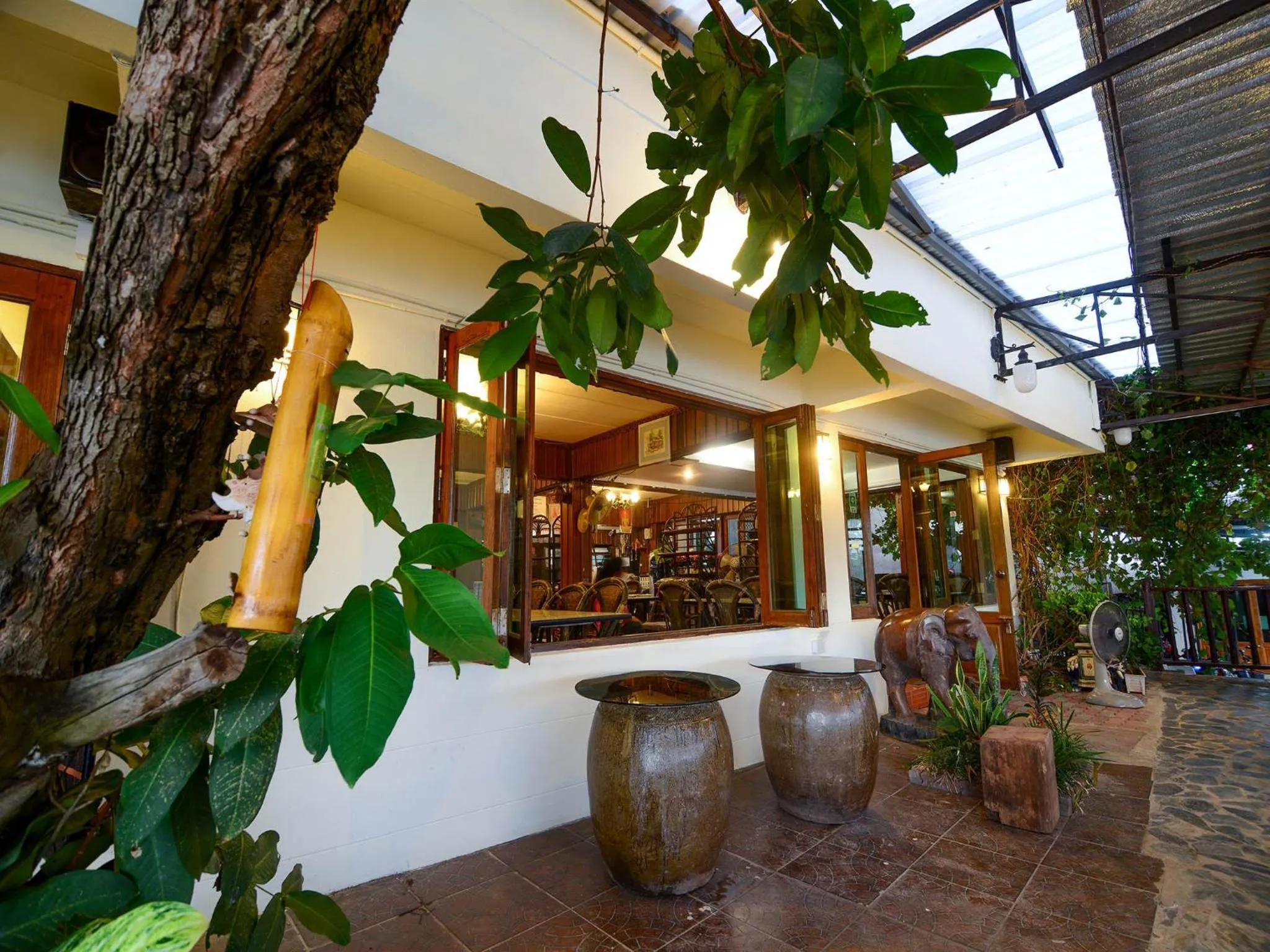 Restaurant/places to eat in Ban U Thong Accommodations