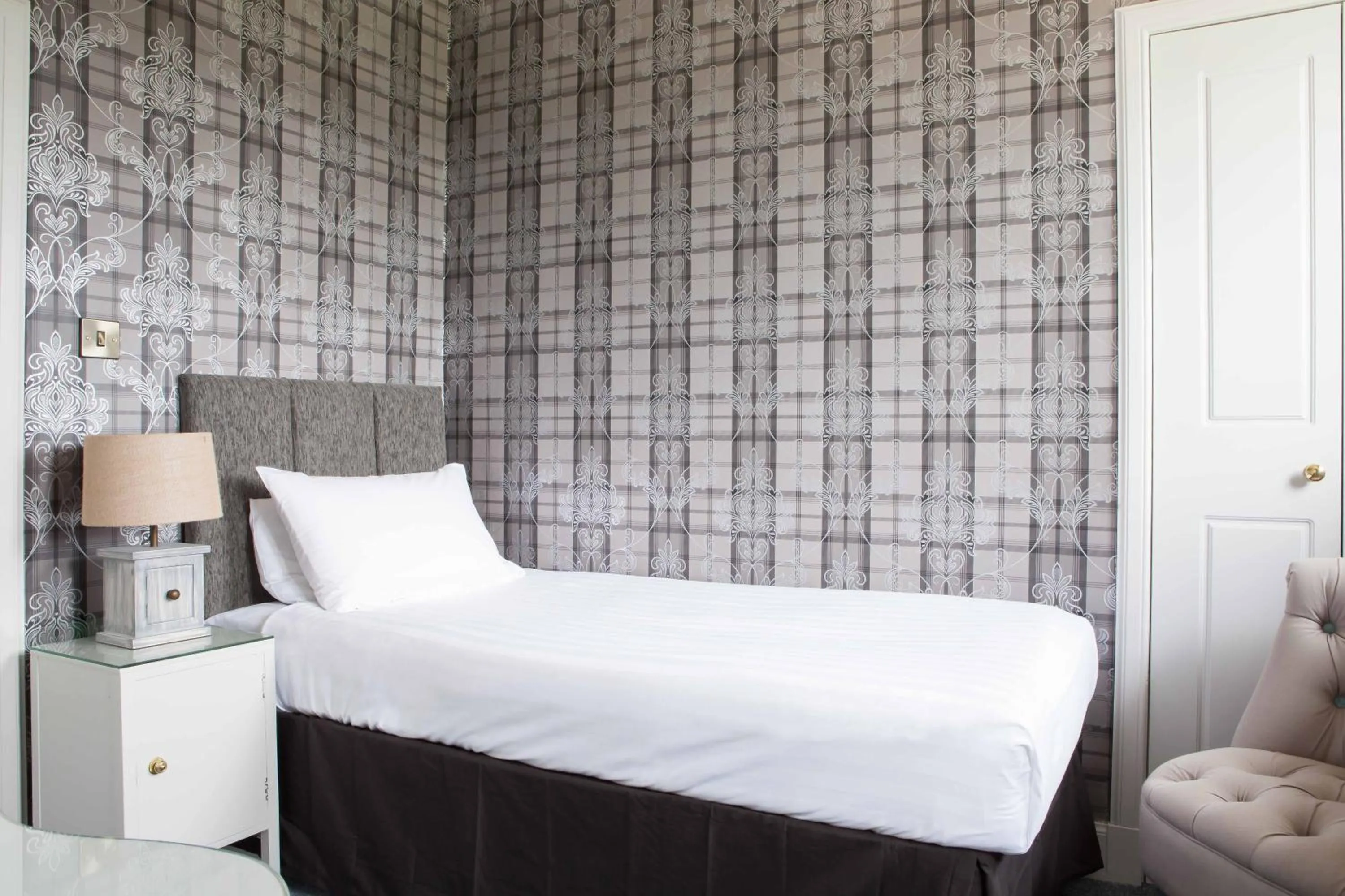 Bedroom, Bed in Braid Hills Hotel