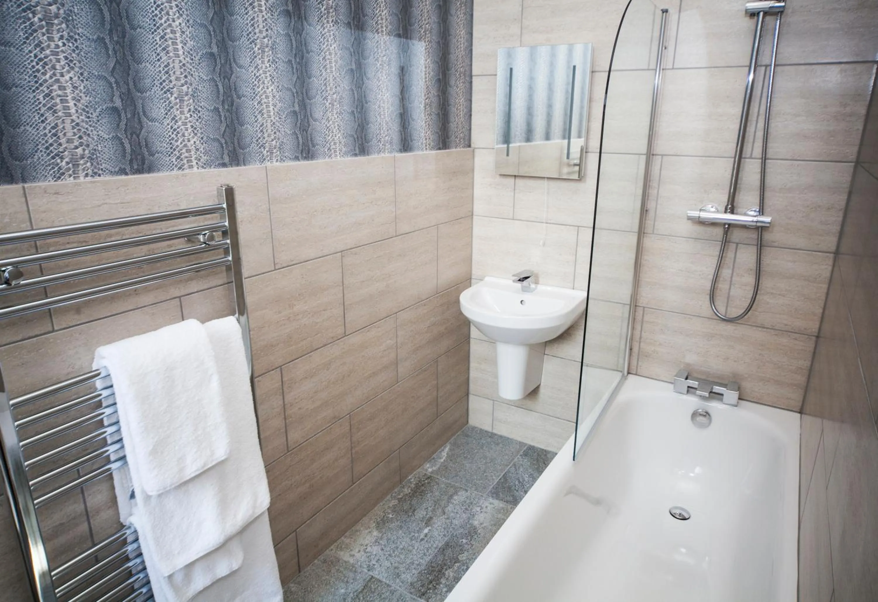 Bathroom in Braid Hills Hotel