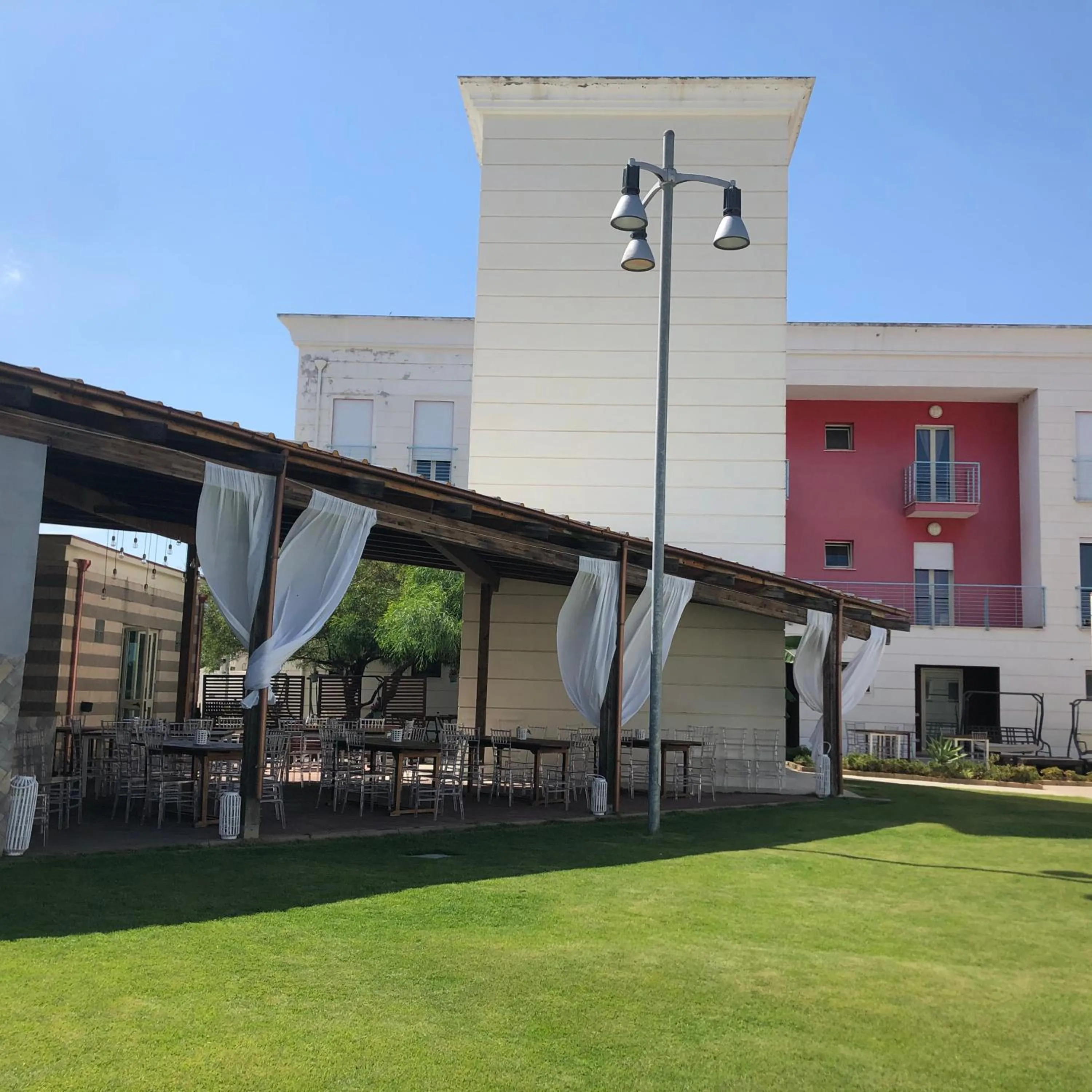 Restaurant/places to eat in Glemerald Hostel