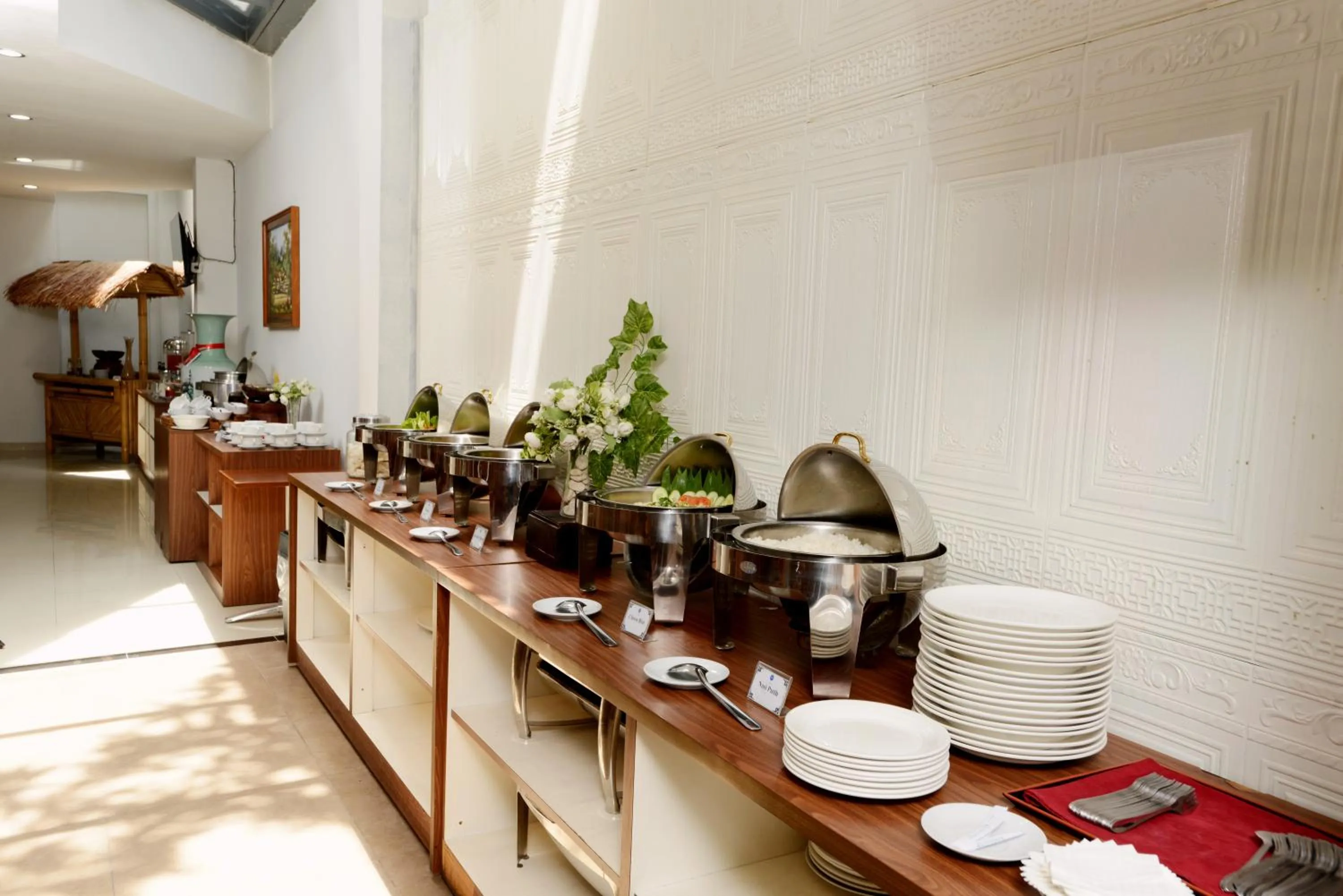 Restaurant/places to eat in Hotel Dafam Rio