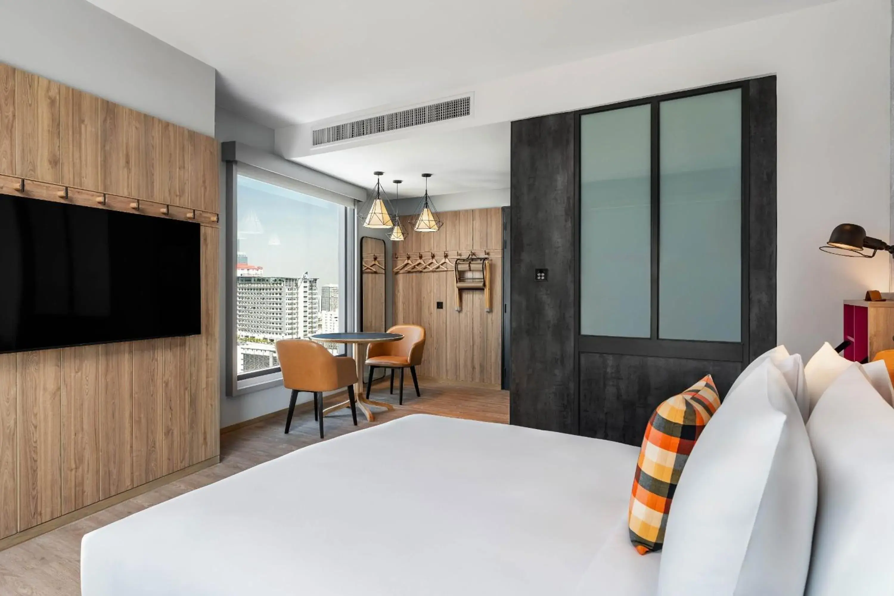 Corner Queen Room with City View in Moxy Bangkok Ratchaprasong Corner Queen Room with City View in Moxy Bangkok Ratchaprasong