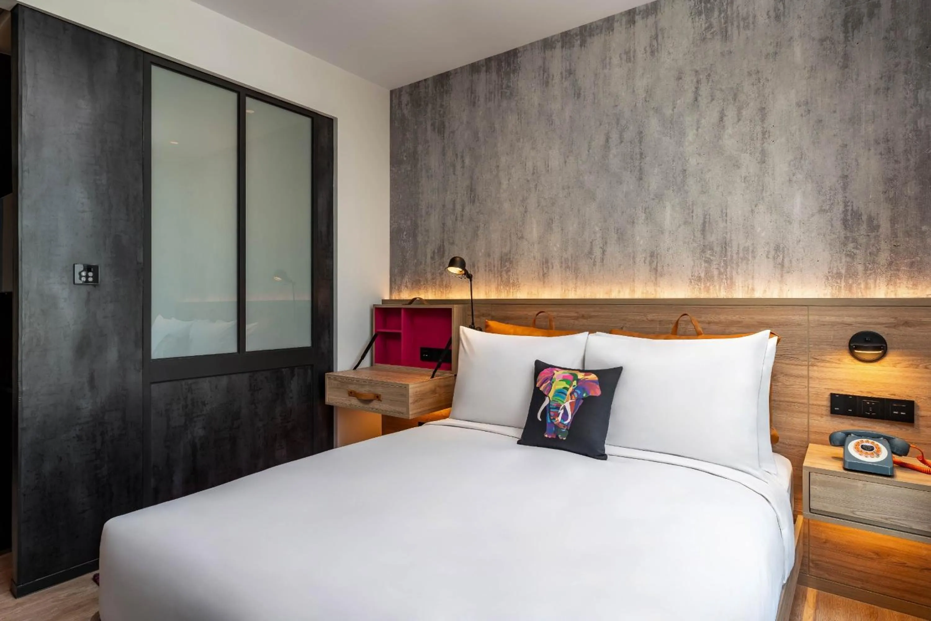 Photo of the whole room, Bed in Moxy Bangkok Ratchaprasong