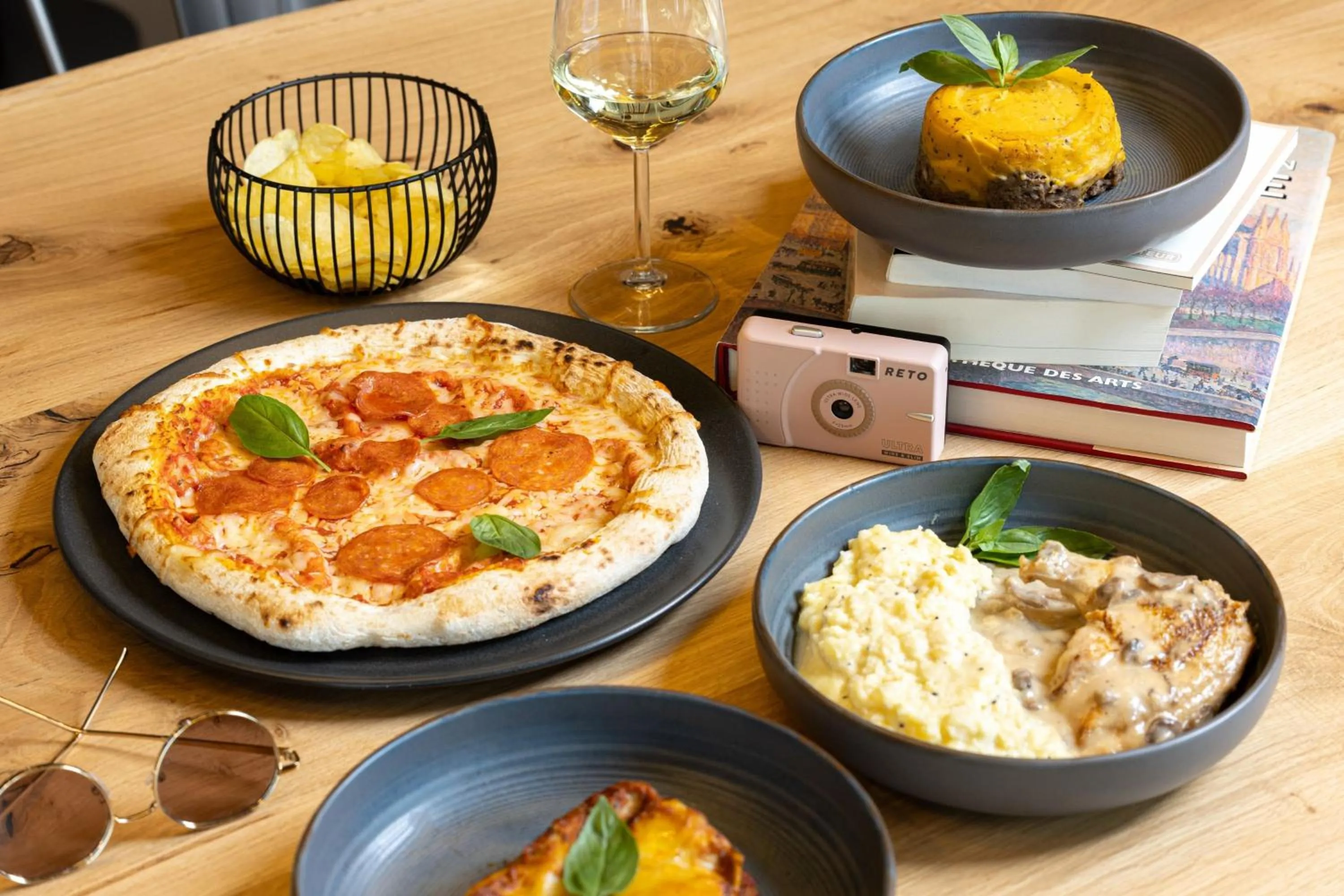 Restaurant/places to eat in Moxy Paris Clamart