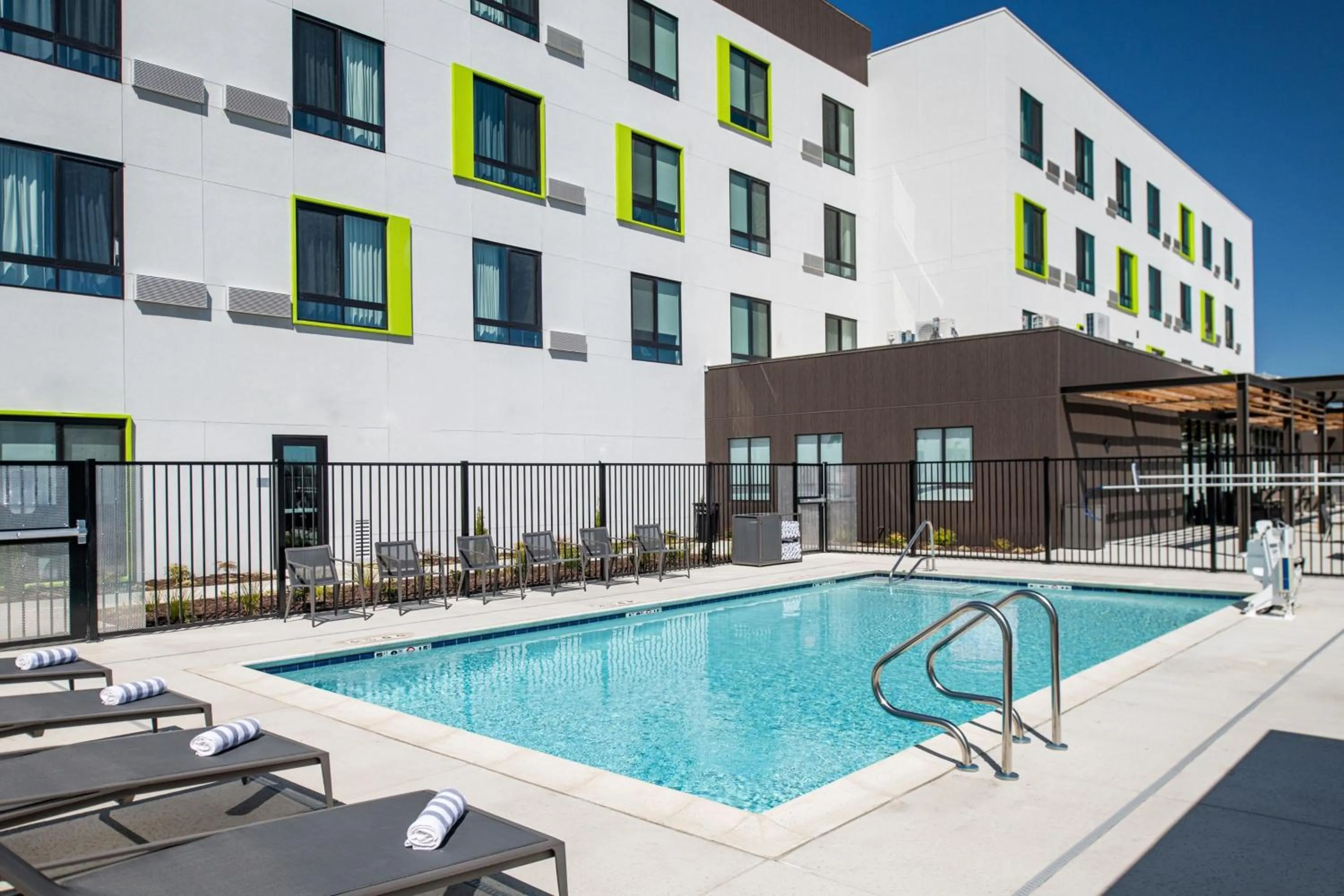 Swimming pool in Courtyard by Marriott Modesto North