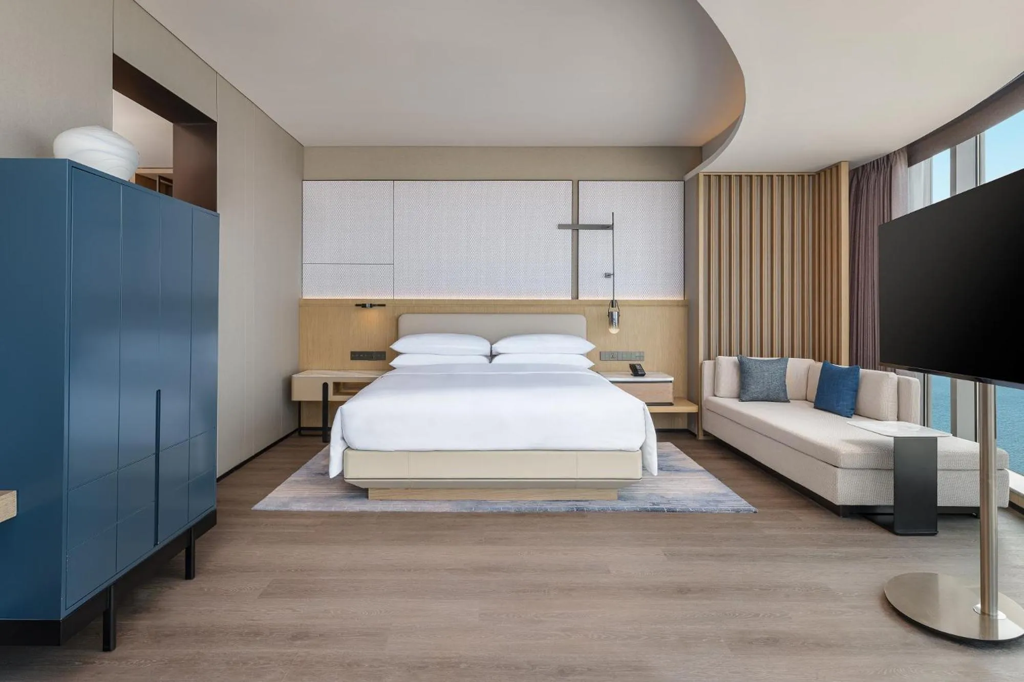 Bedroom, Bed in Qingdao Marriott Hotel Jiaozhou