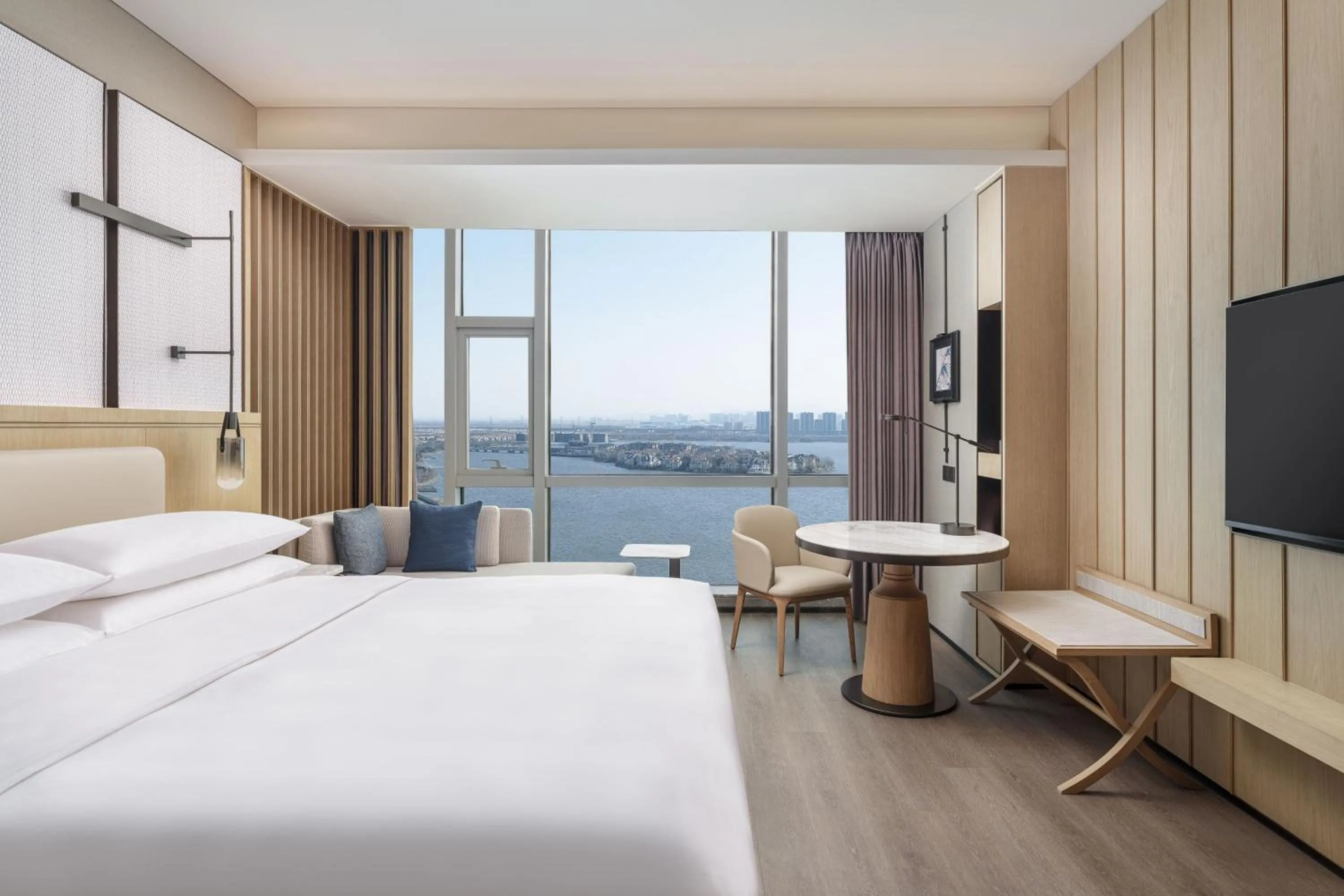 Bedroom, Bed in Qingdao Marriott Hotel Jiaozhou