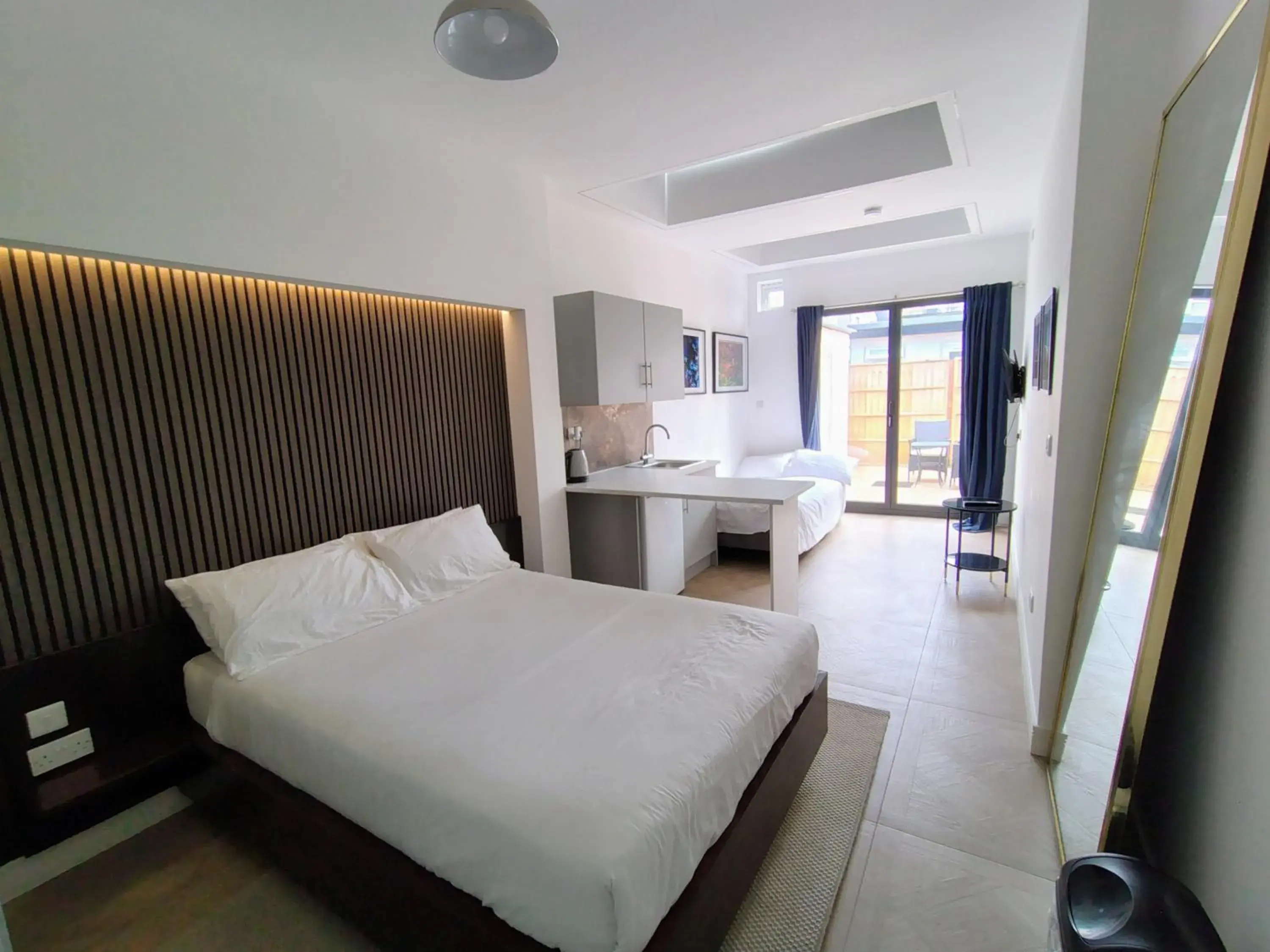 Luxurious London Studios Luxurious London Studios