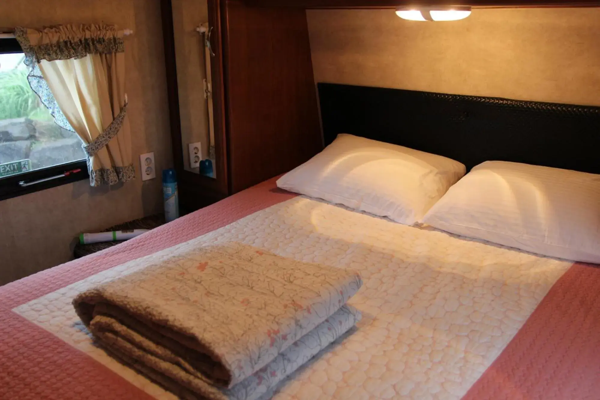 Bed in Mei the Caravan Bed in Mei the Caravan