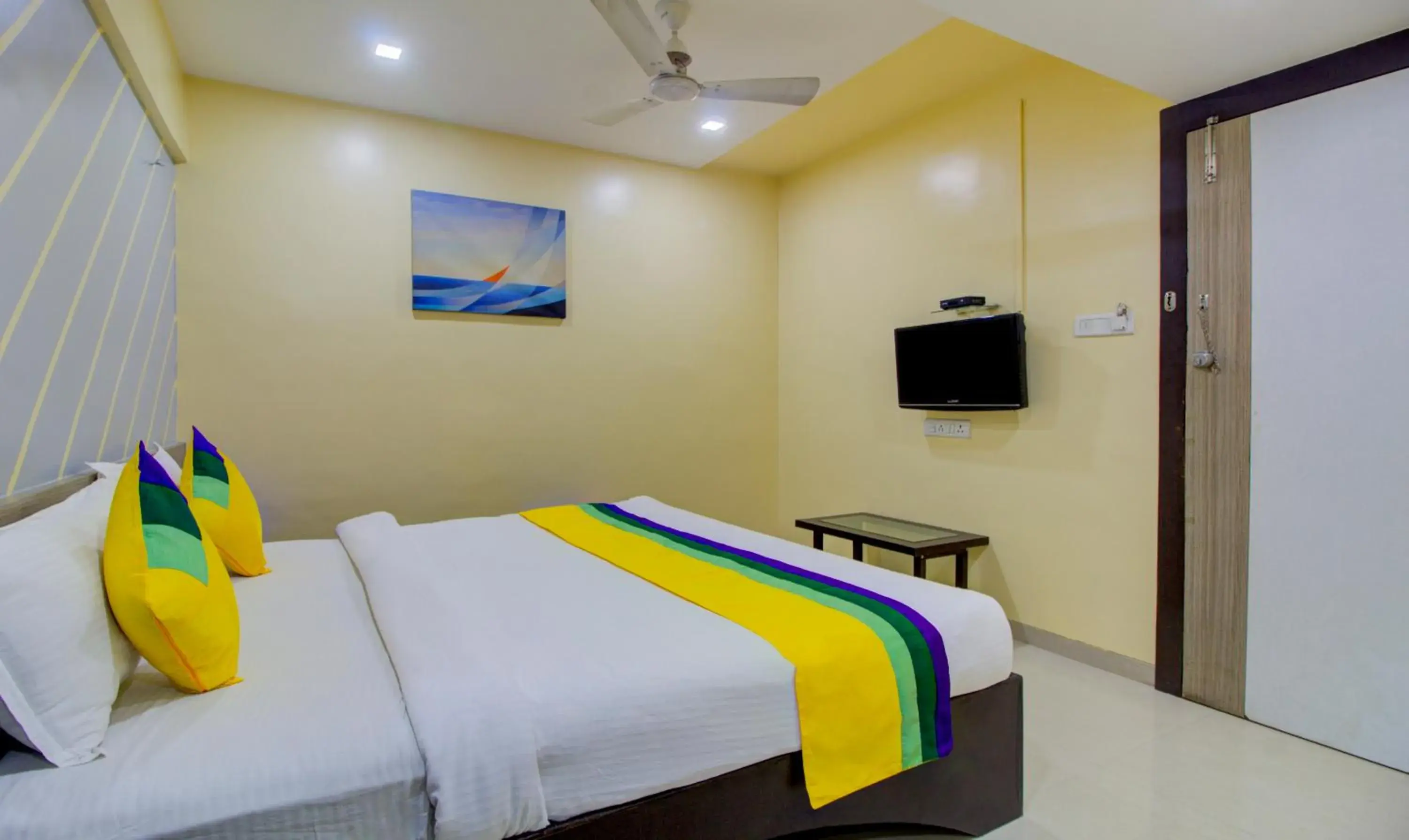 TV and multimedia, Bed in Itsy Hotels Prince Regency TV and multimedia, Bed in Itsy Hotels Prince Regency