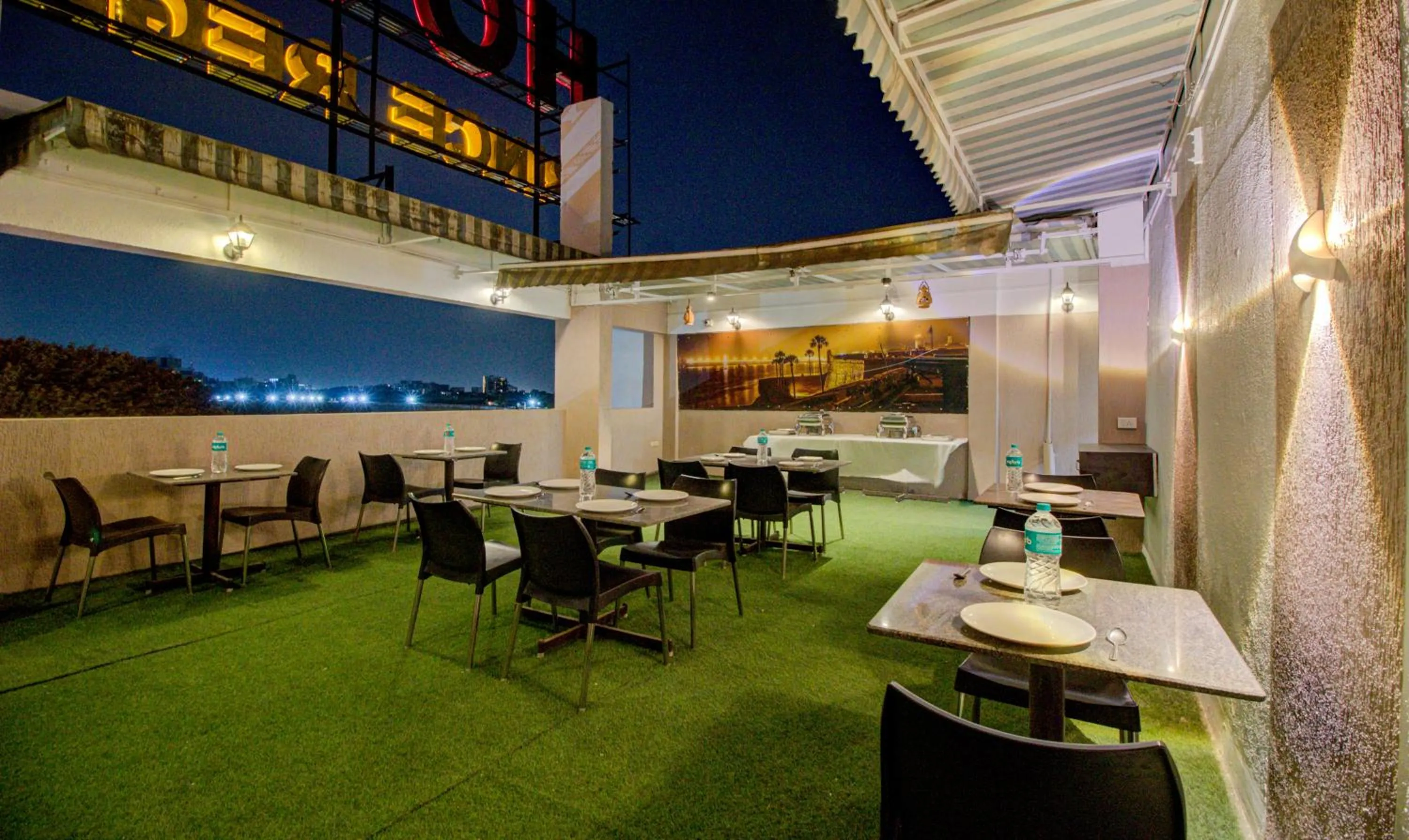 Dining area in Itsy Hotels Prince Regency