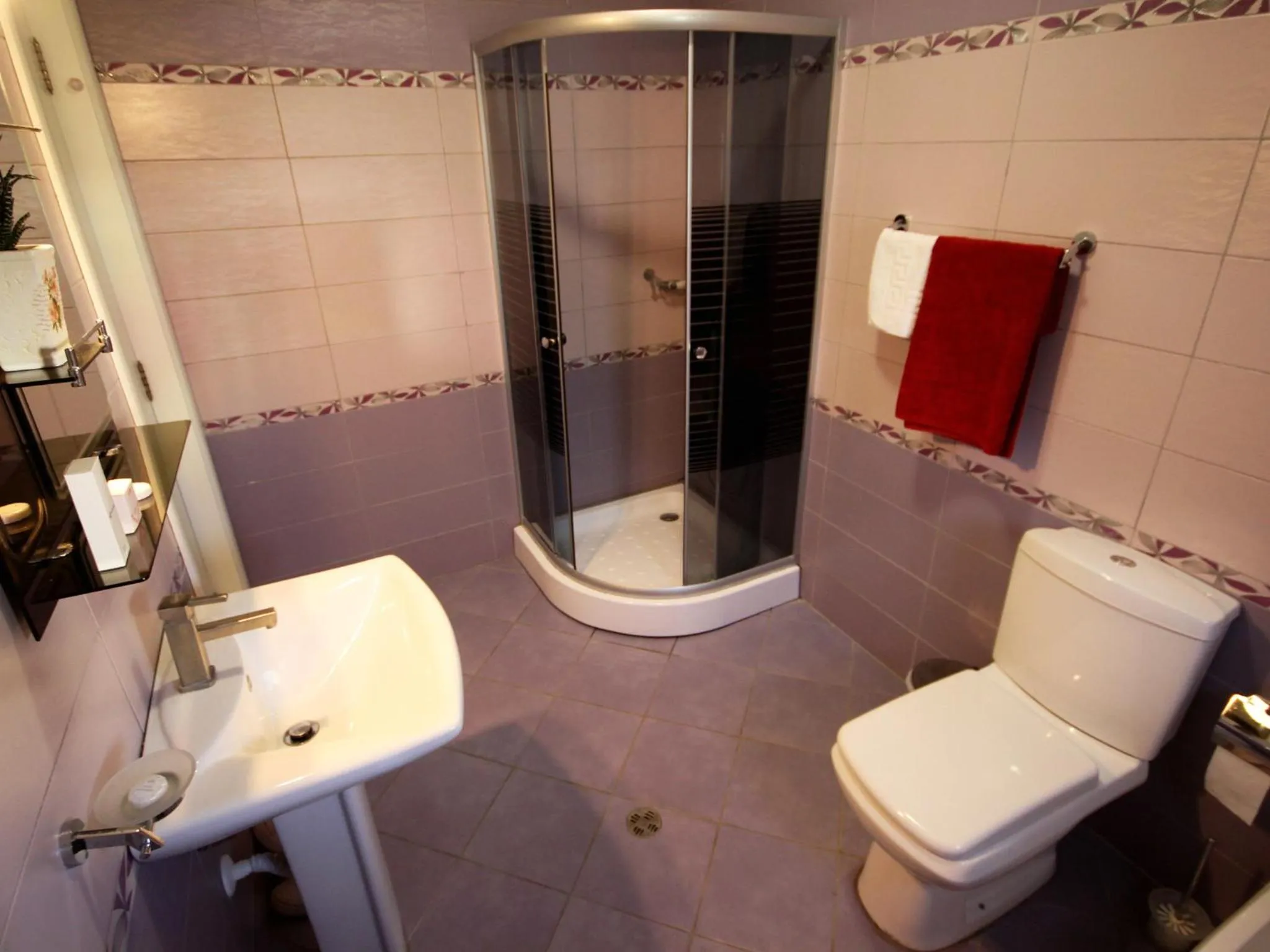 Shower in Hotel Bylis