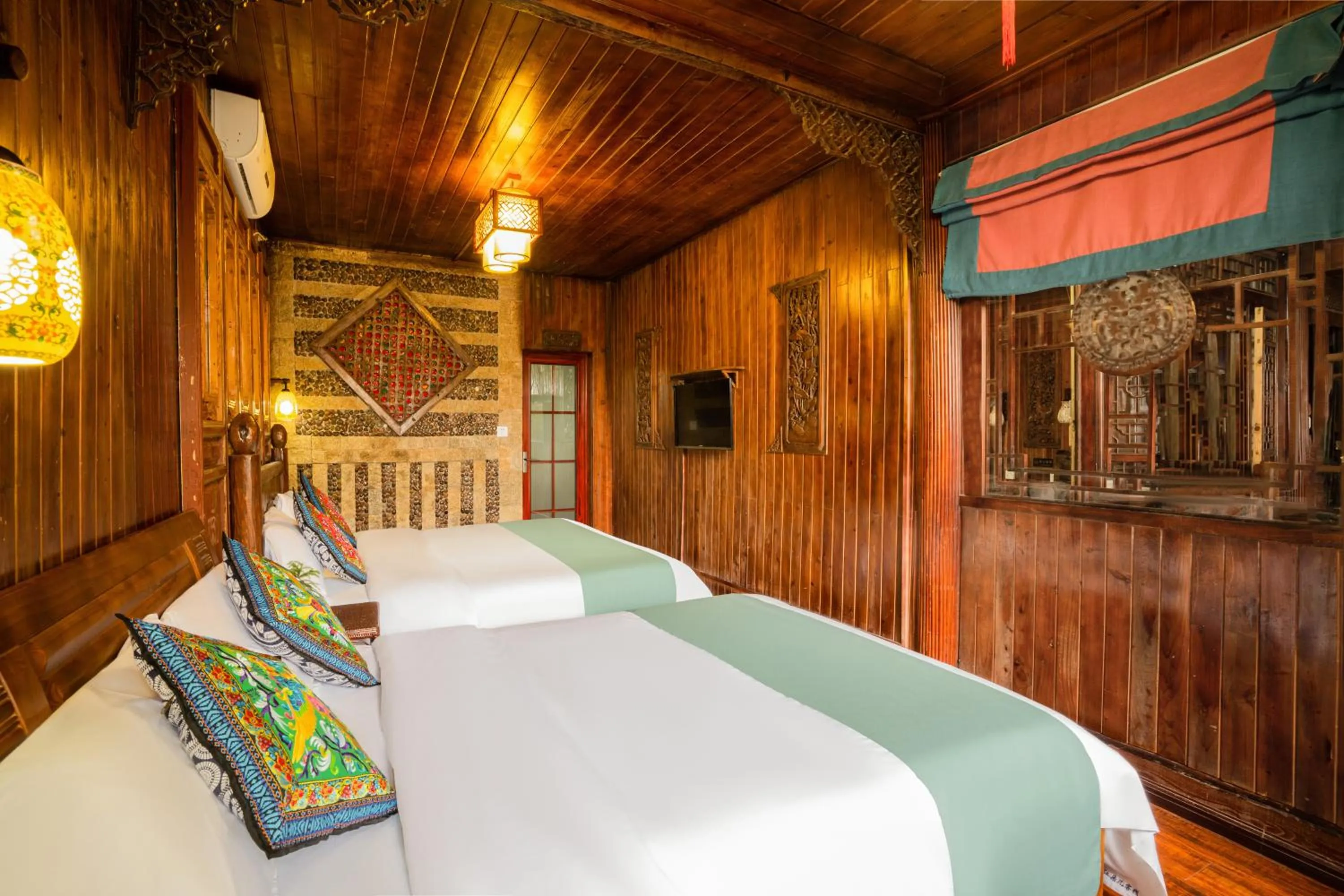 Bed in Lijiang Ancient City View Inn