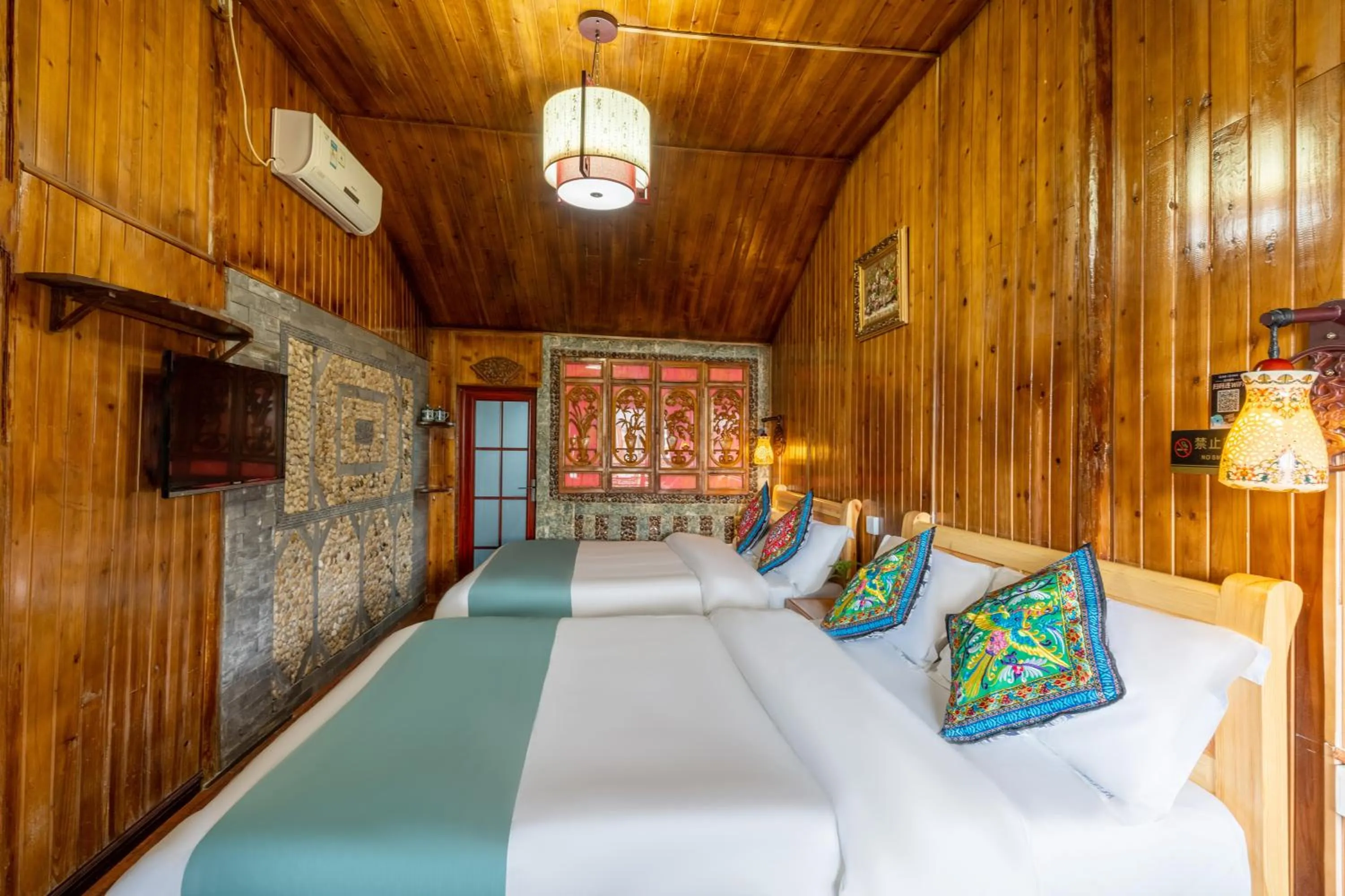 Bed in Lijiang Ancient City View Inn