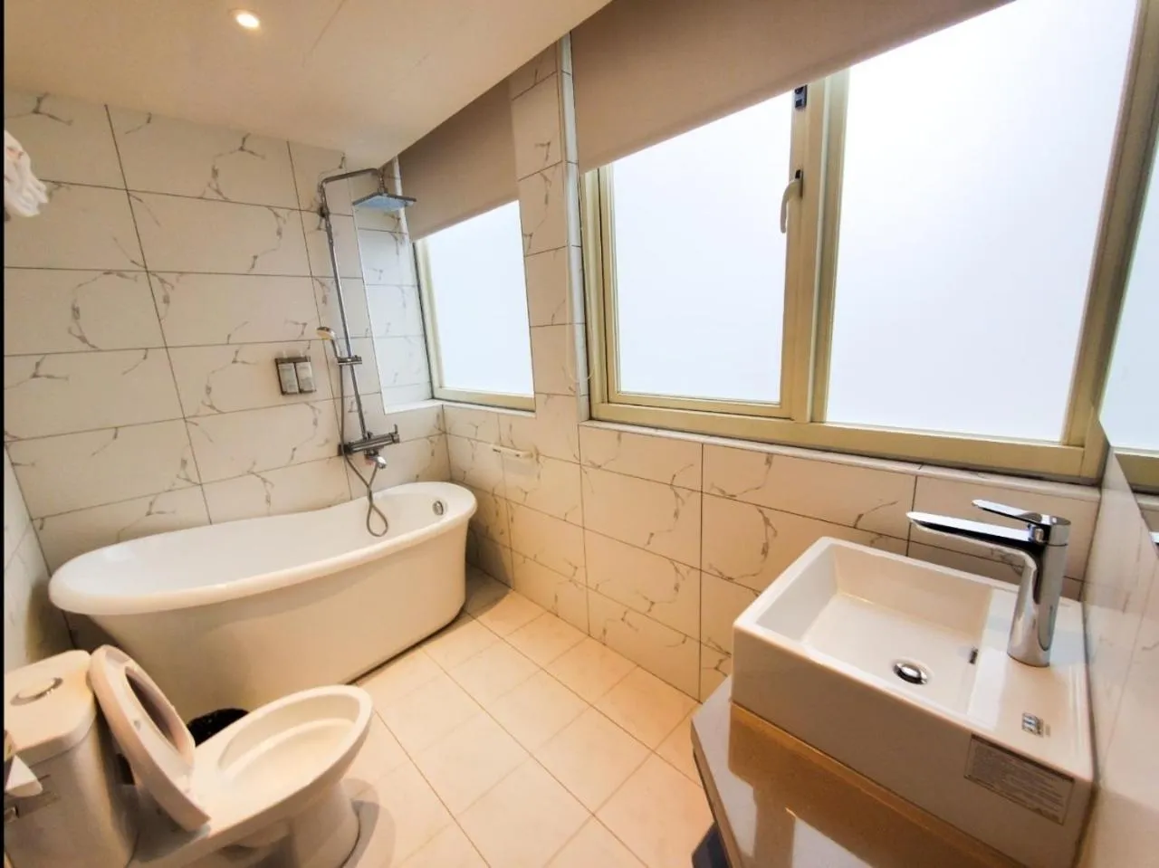 Shower in Fashion Home Business Hotel 時尚居商旅