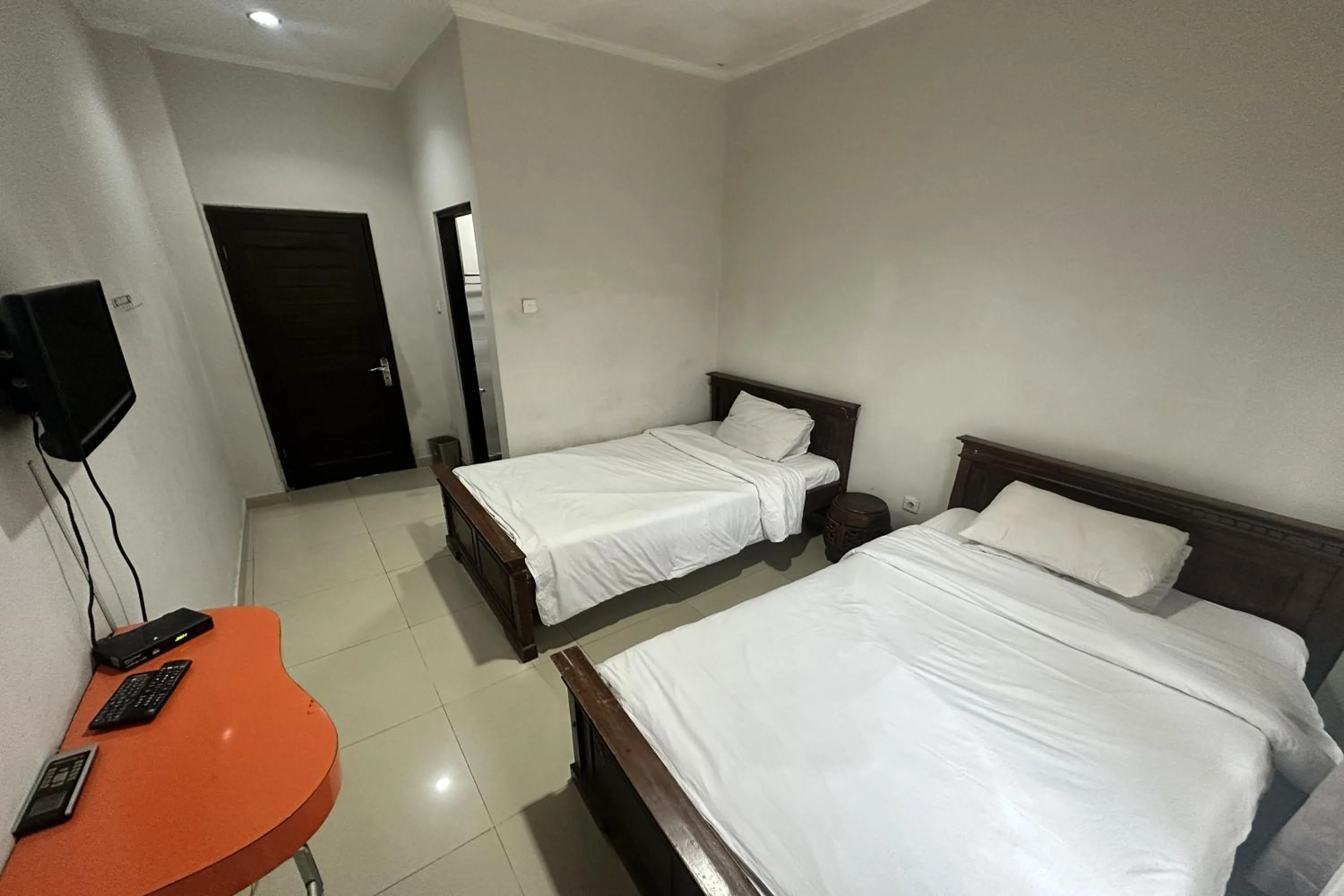Bed in Hotel Warta Dua