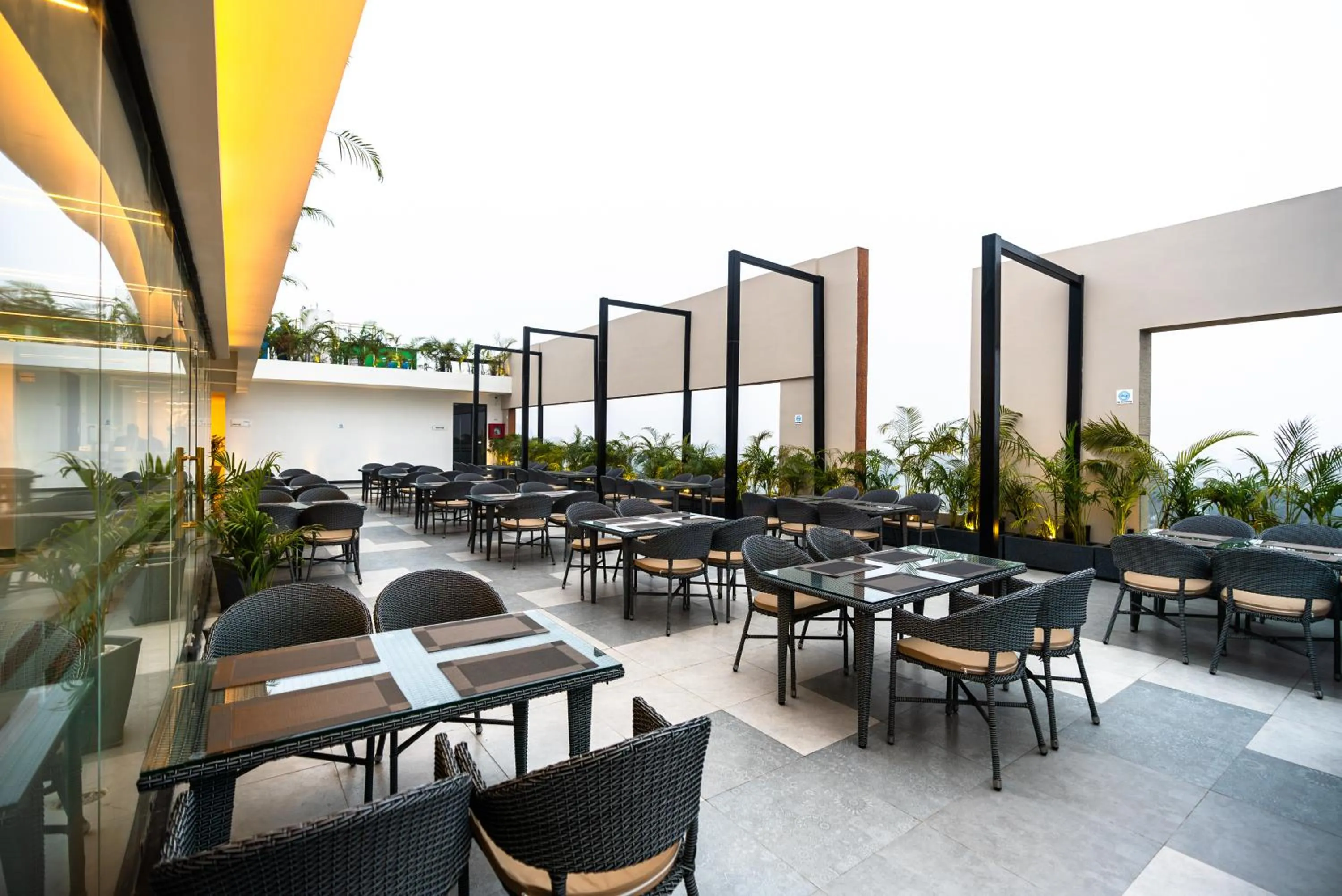 Restaurant/places to eat in Clarks inn Express Ayodhya