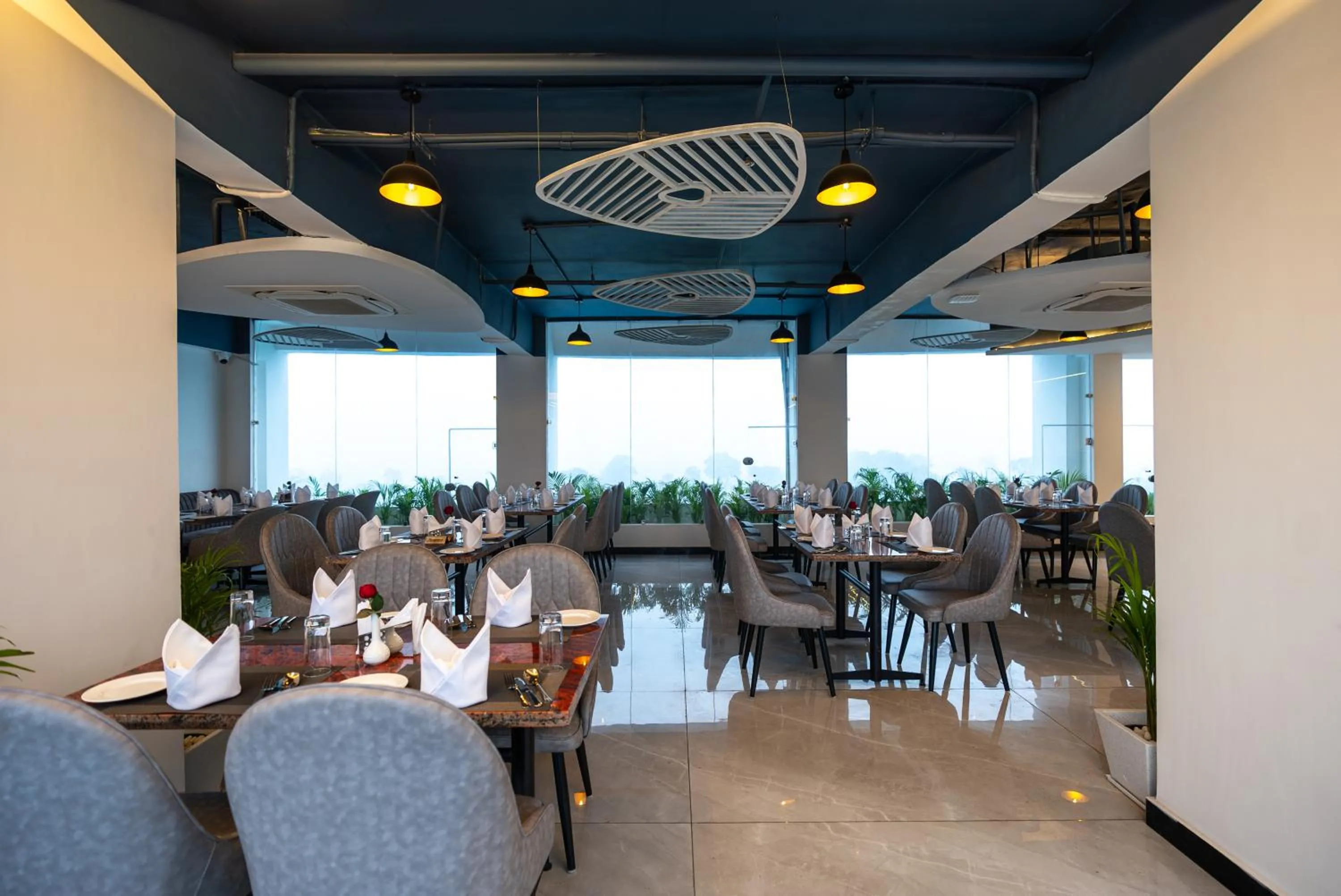 Restaurant/places to eat in Clarks inn Express Ayodhya