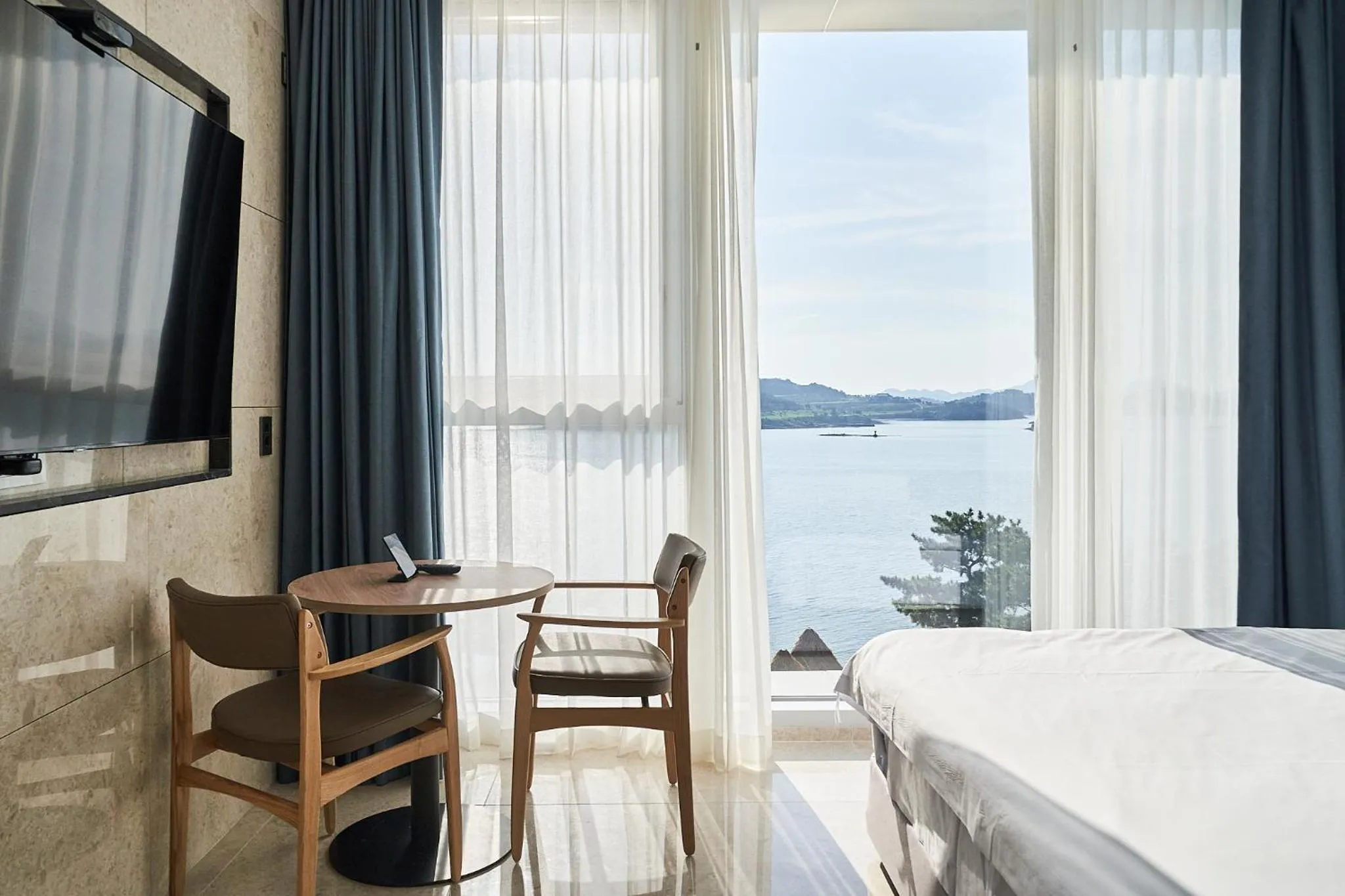 View (from property/room), Bed in Yeosu Calacatta Hotel & Resort