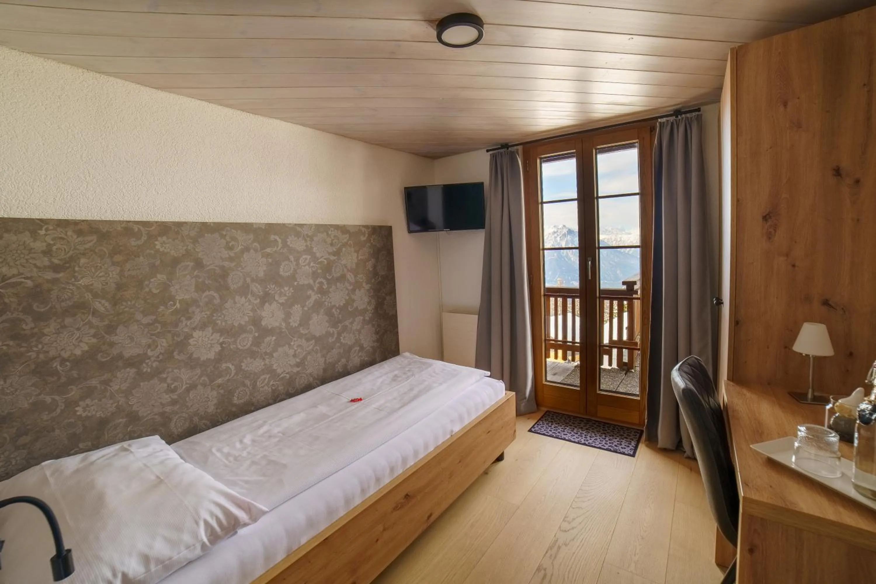 Bed in Hotel Aletsch