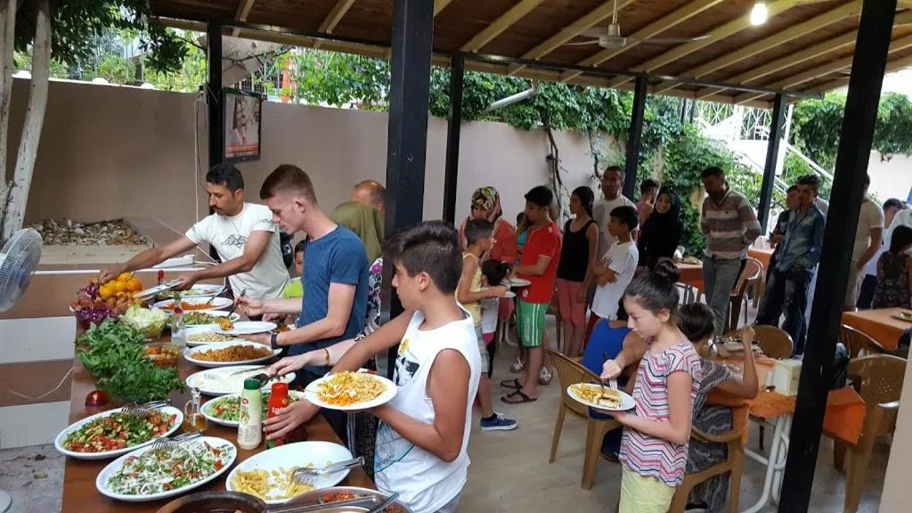 Restaurant/places to eat in Caner Hotel