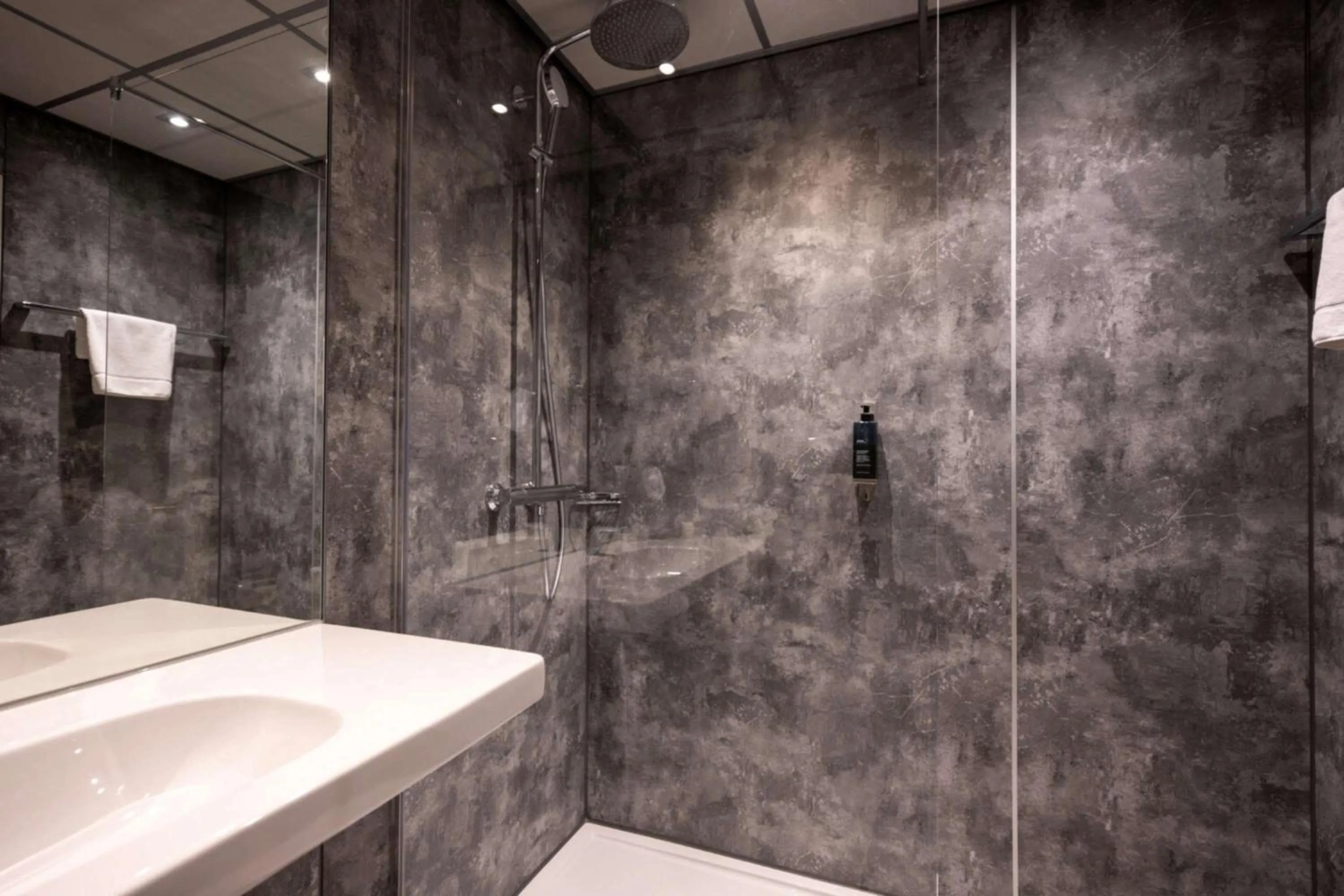 Bathroom in Flonk Hotel Groningen Zuid, BW Signature Collection