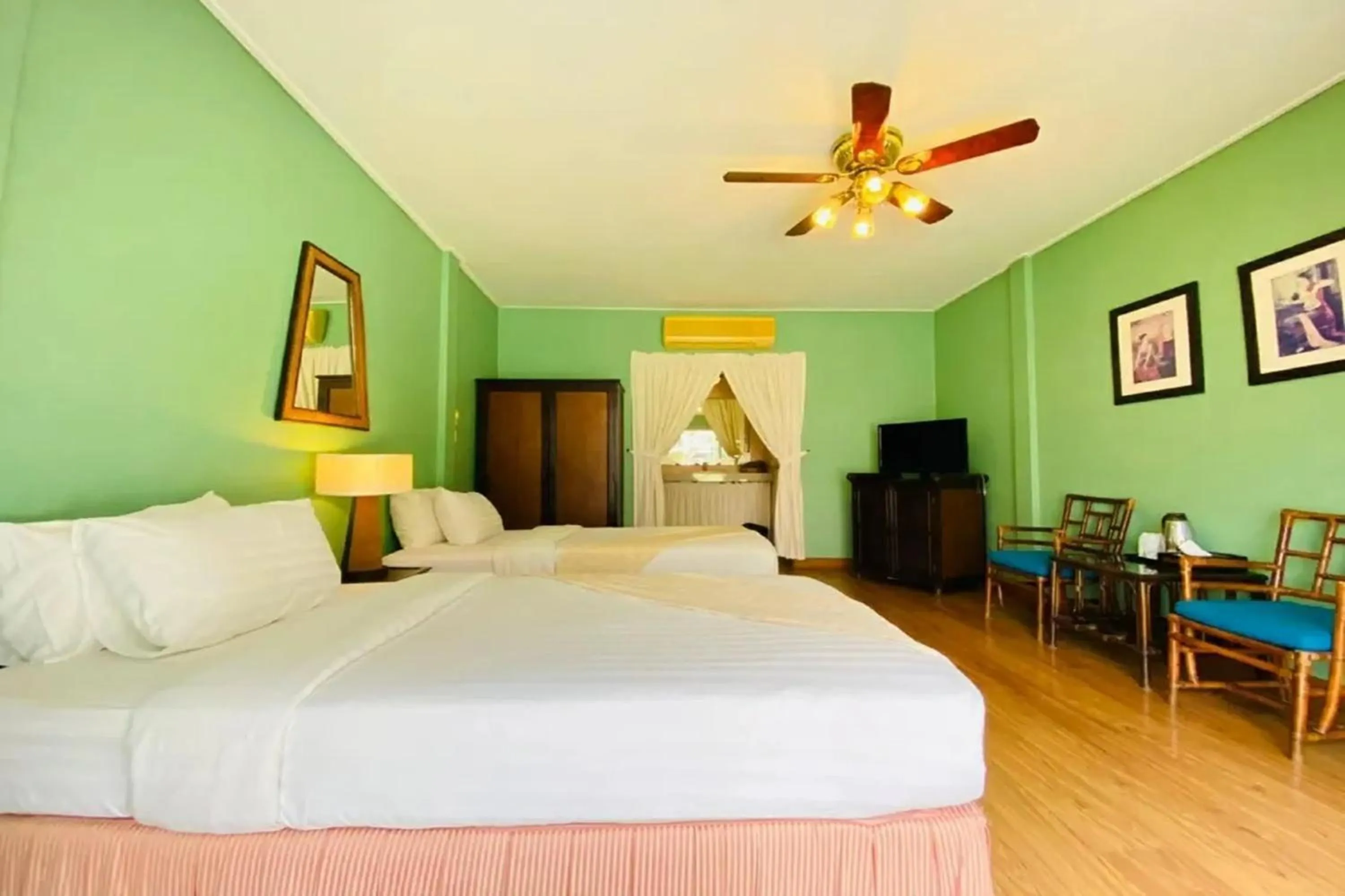 Bedroom, Bed in Safari Riviera Resort