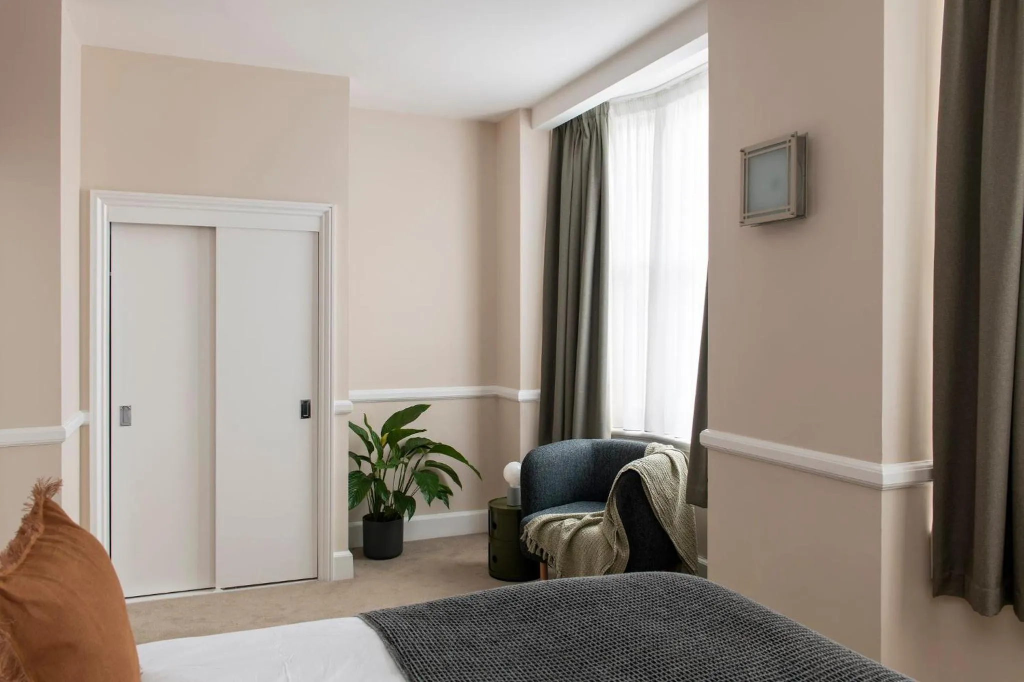 Photo of the whole room, Bed in SACO Bristol West India House