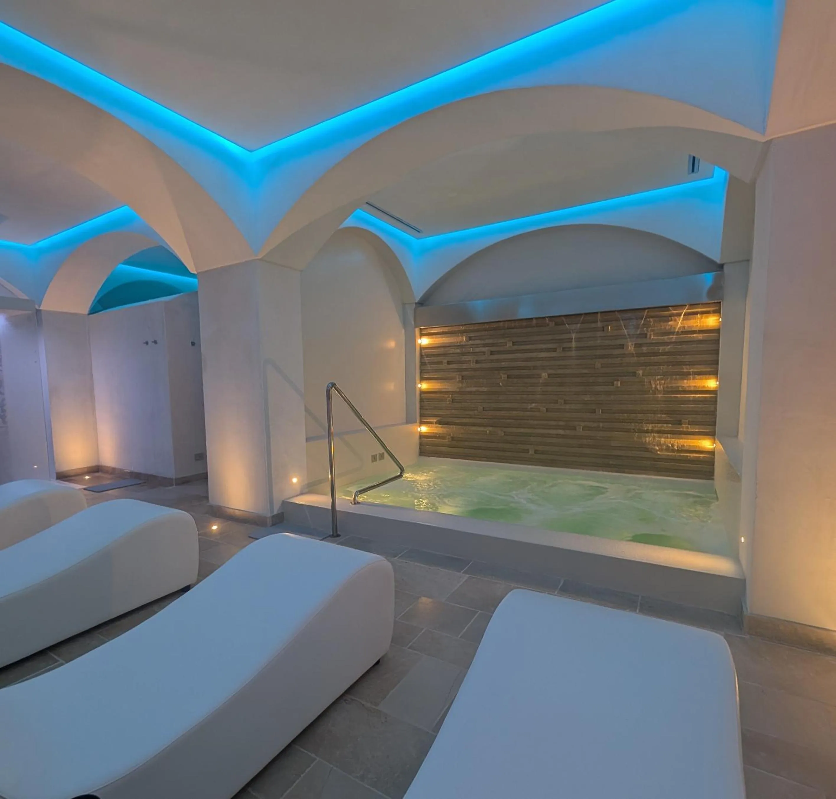 Hot Tub, Bed in Borgo Giallonardo Wine Relais