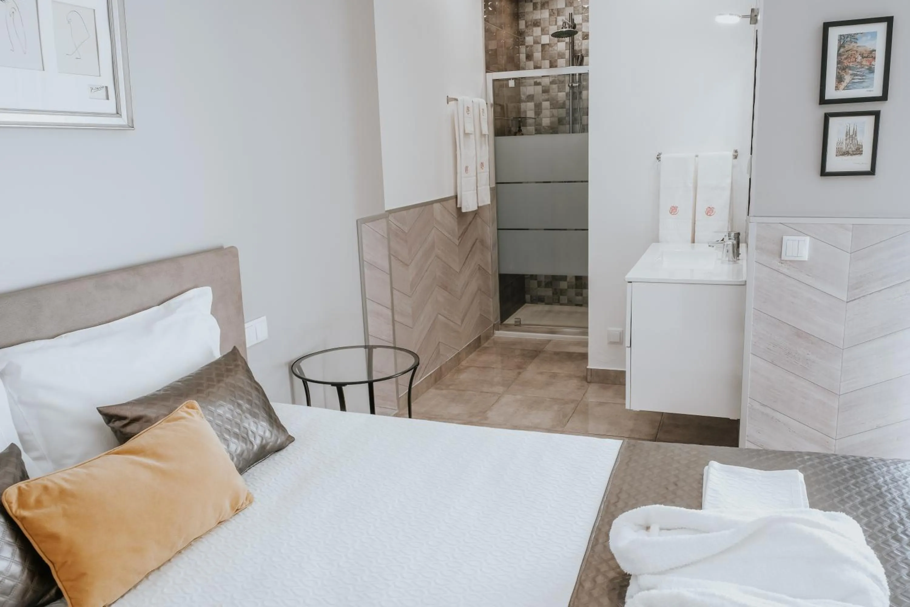 Bathroom, Bed in Casa Morgados - Grândola Guesthouse