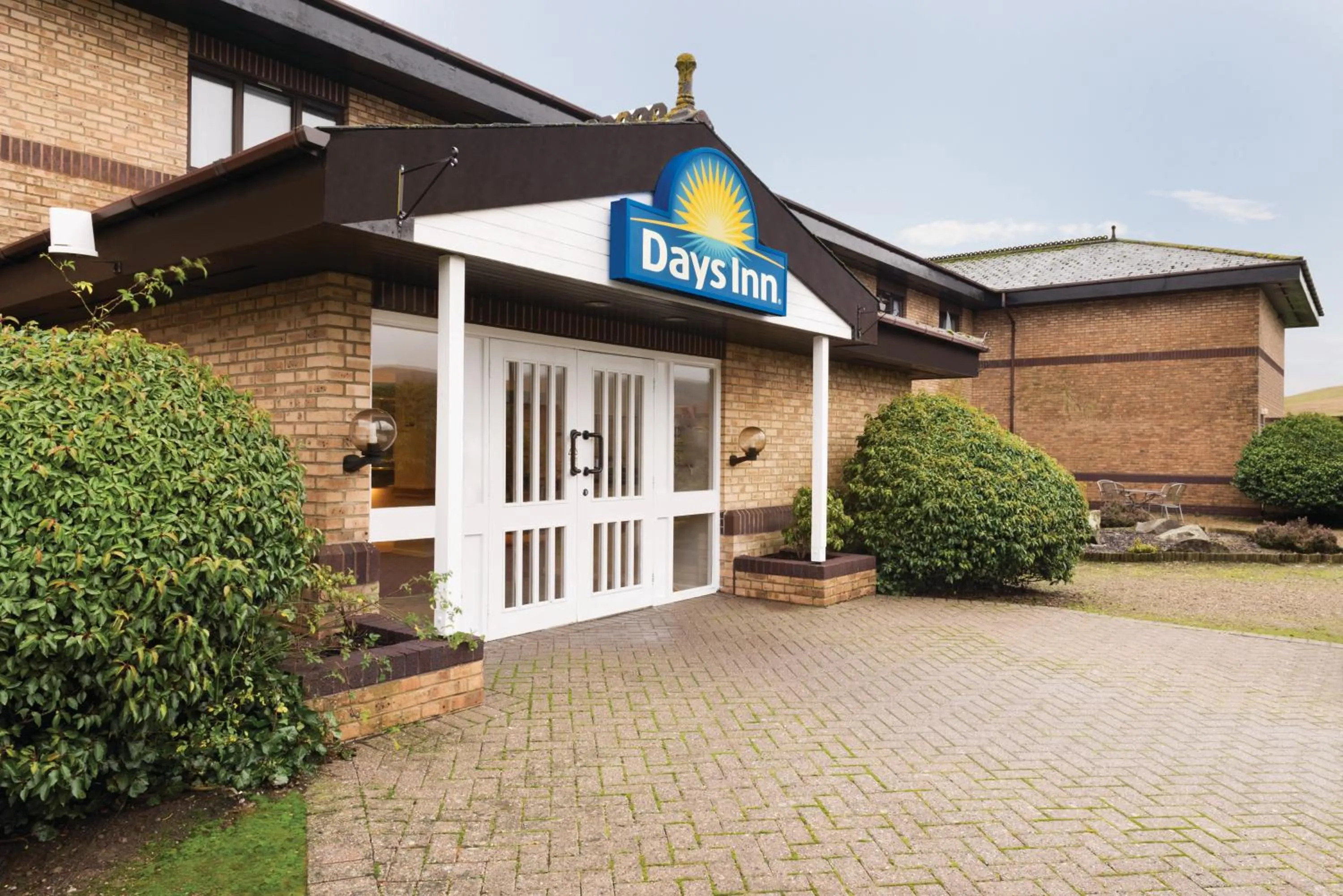 Facade/entrance in Days Inn Hotel Abington - Glasgow