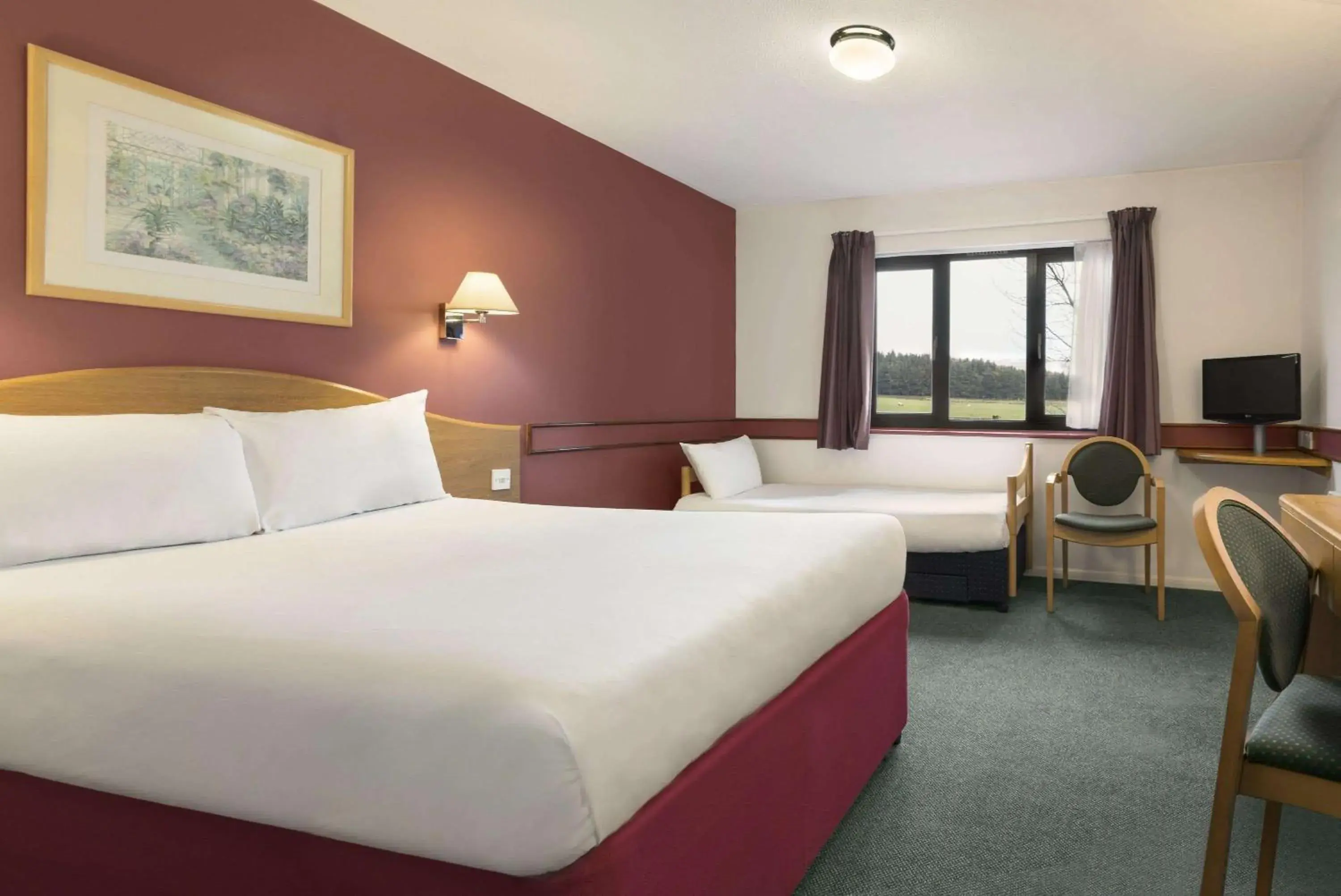 Photo of the whole room, Bed in Days Inn Hotel Abington - Glasgow Photo of the whole room, Bed in Days Inn Hotel Abington - Glasgow
