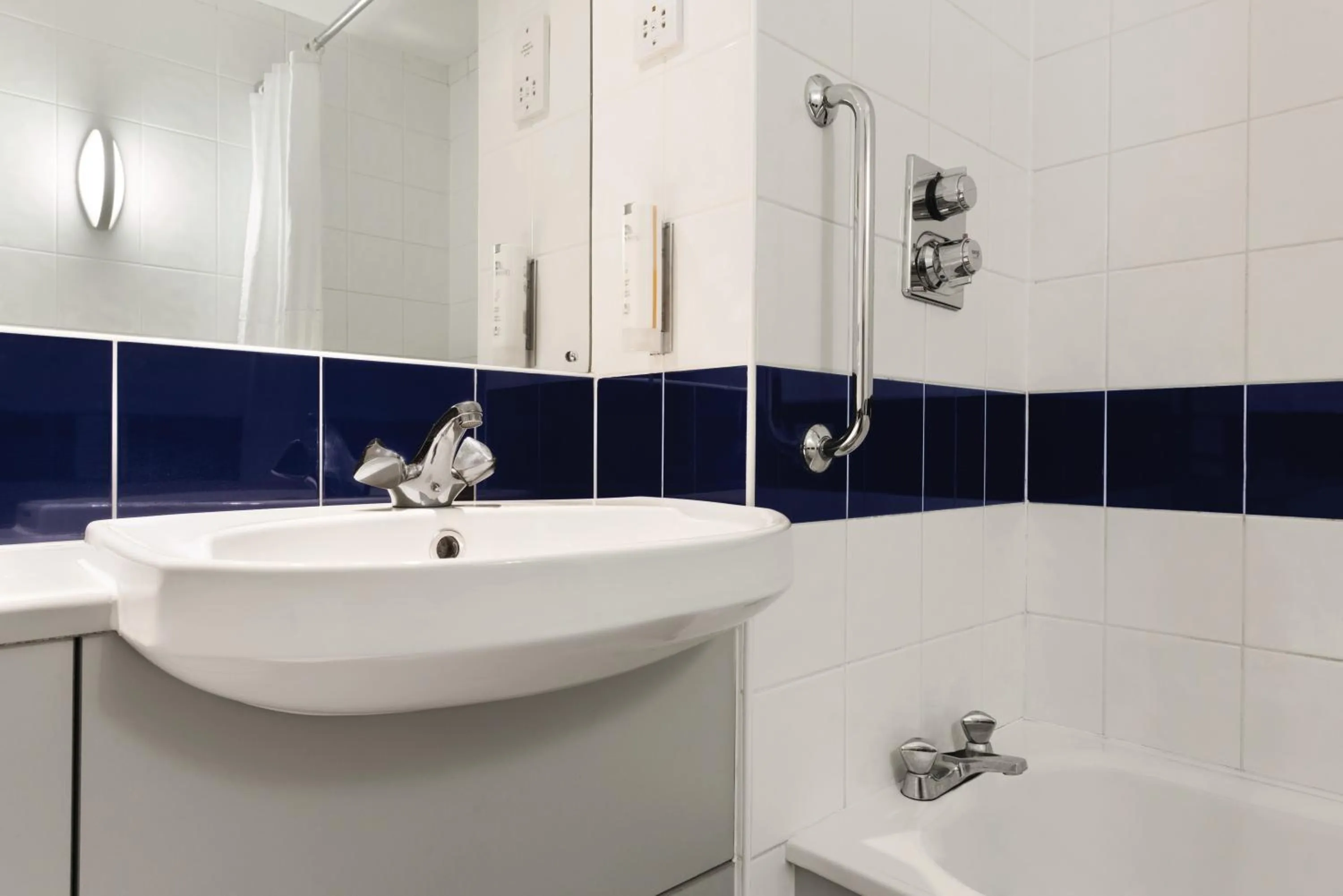 Bathroom in Days Inn Hotel Abington - Glasgow