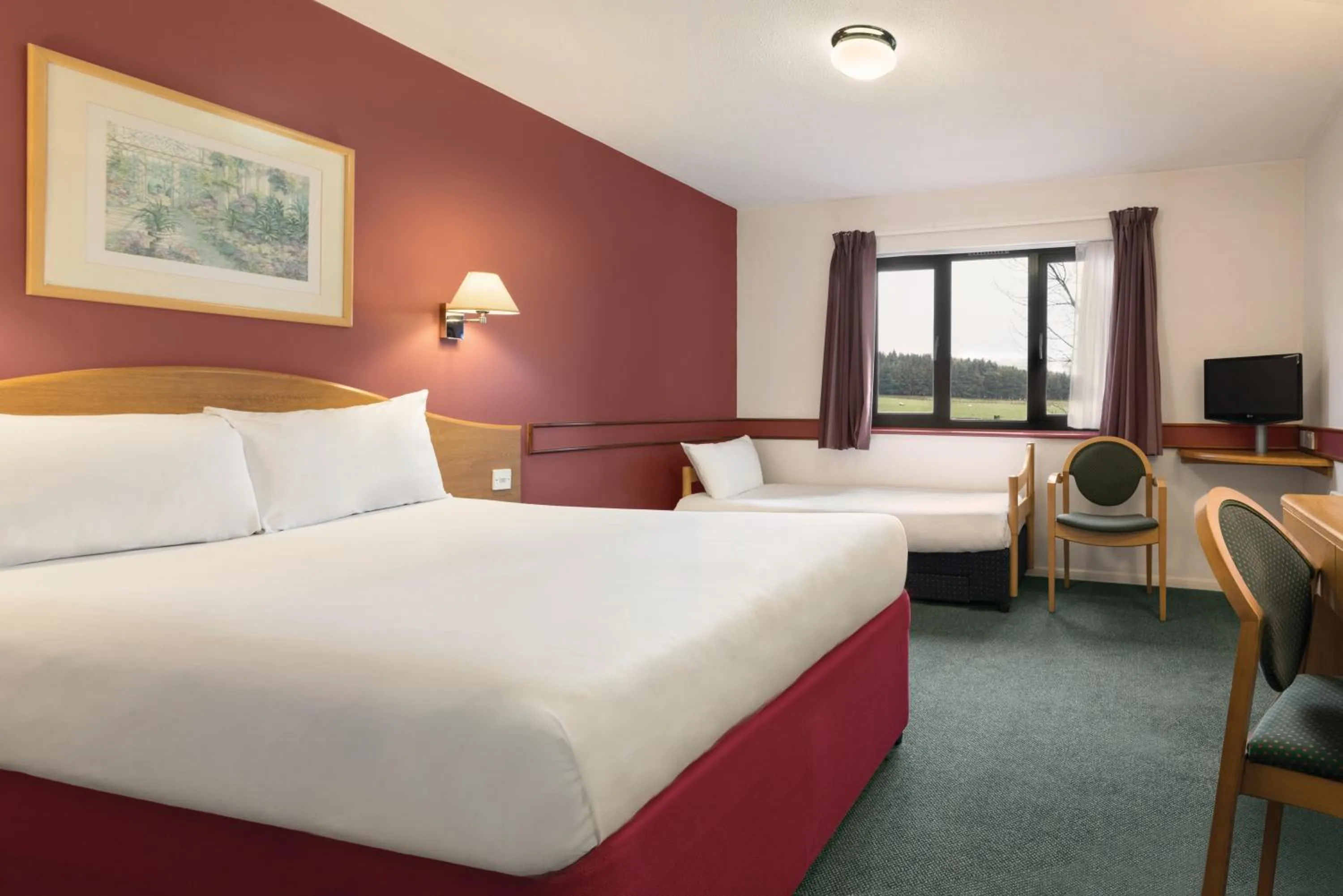 Photo of the whole room, Bed in Days Inn Hotel Abington - Glasgow