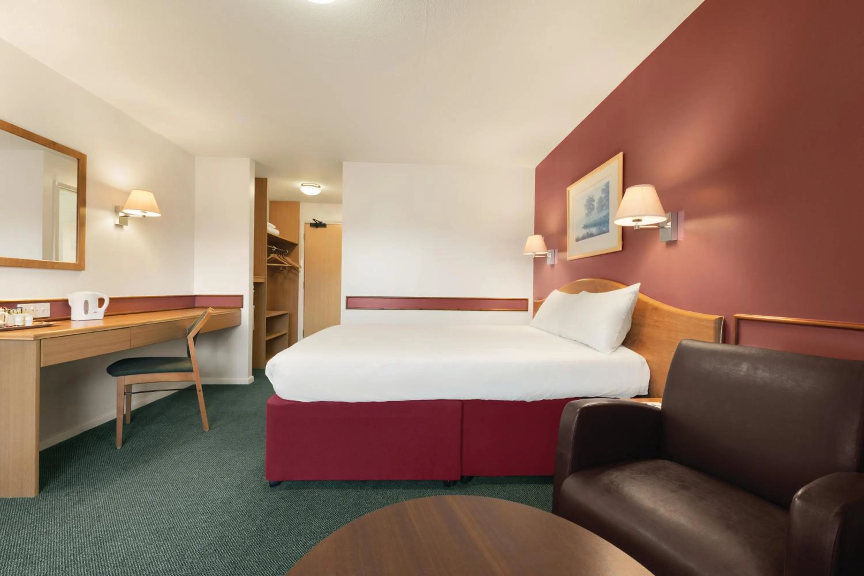 Photo of the whole room, Bed in Days Inn Hotel Abington - Glasgow