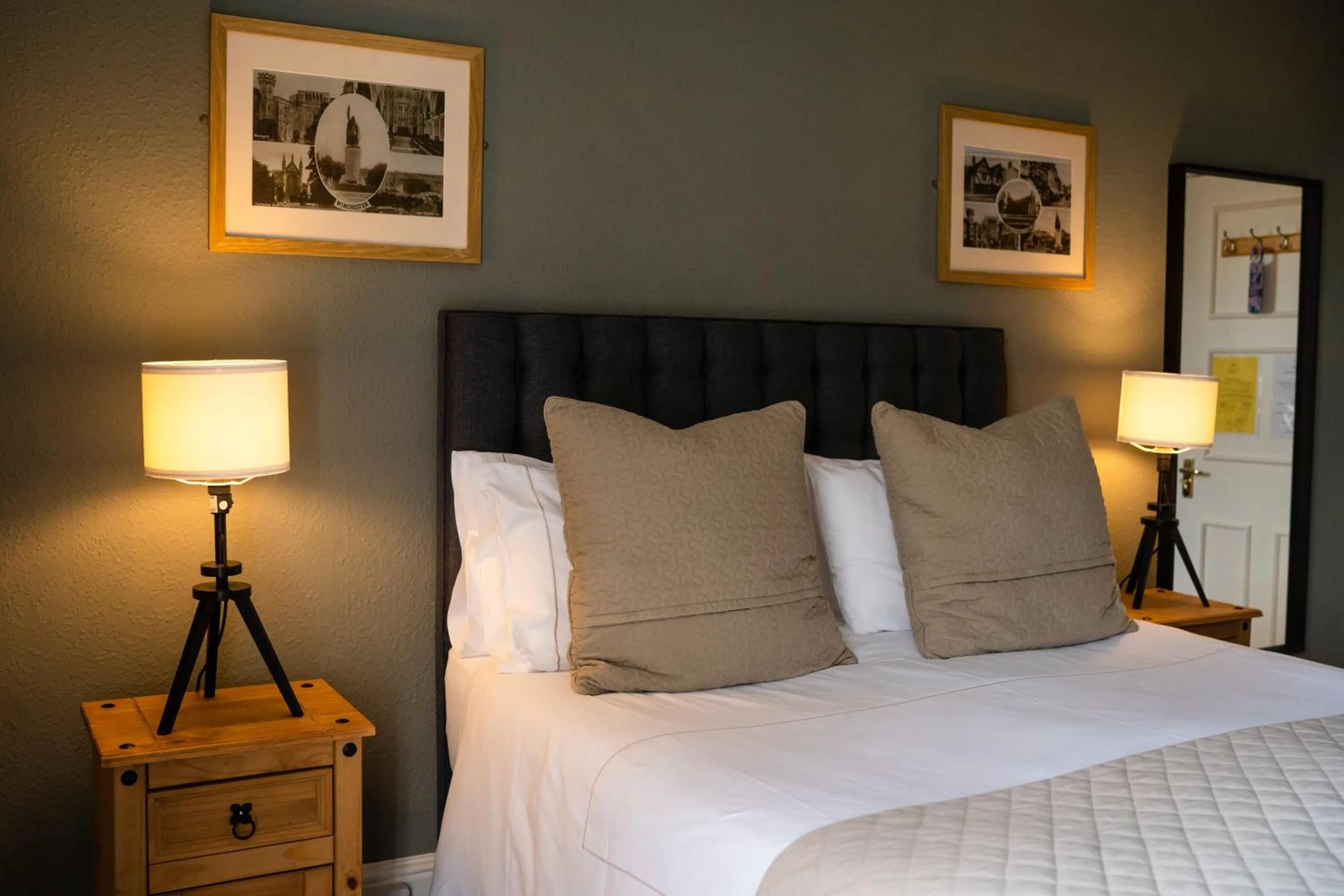 Bed in The Plough Itchen Abbas