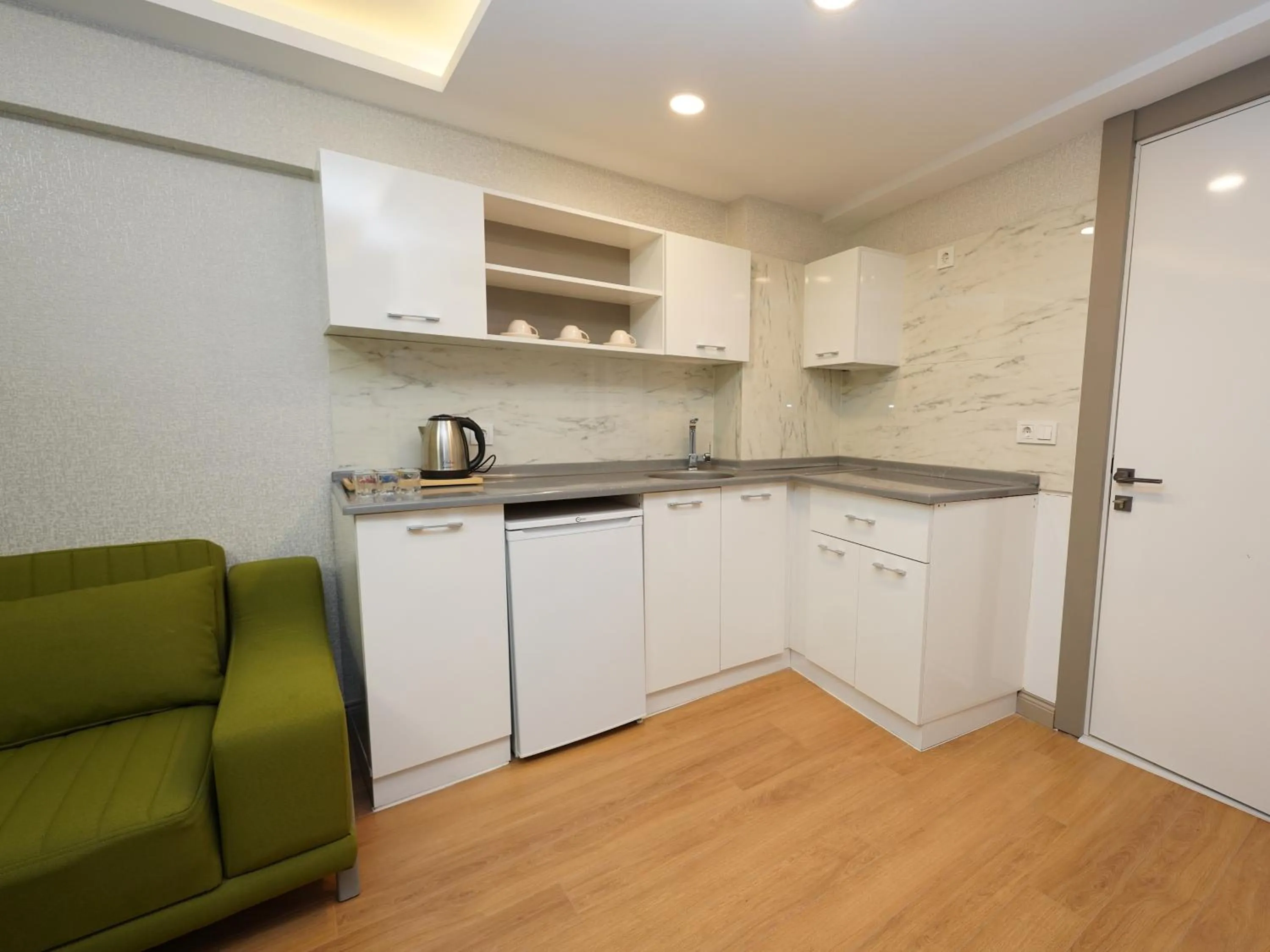 Kitchen or kitchenette in gazelle suites