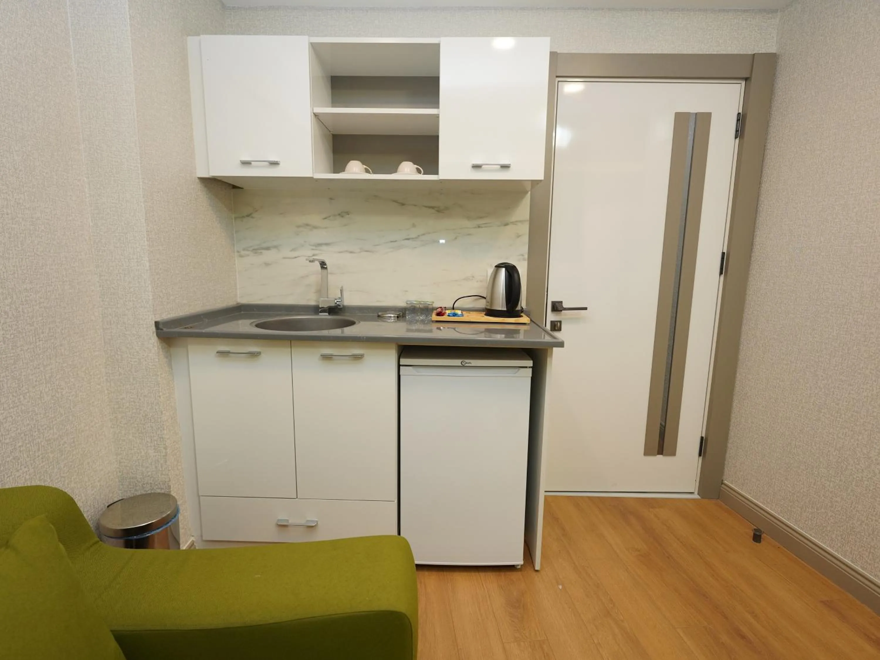 Kitchen or kitchenette in gazelle suites